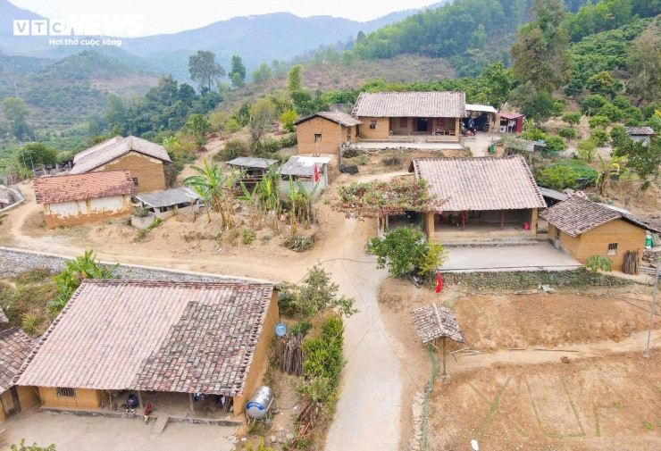 Khoảng sân rộng trước hiên nhà trình tường, điểm dừng chân lý tưởng cho du khách khi ghé thăm Bắc Hoa.