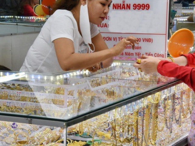 Giá vàng hôm nay 27/1/2026: Giá vàng SJC đi ngang, thế giới hướng mốc 5.100 USD
