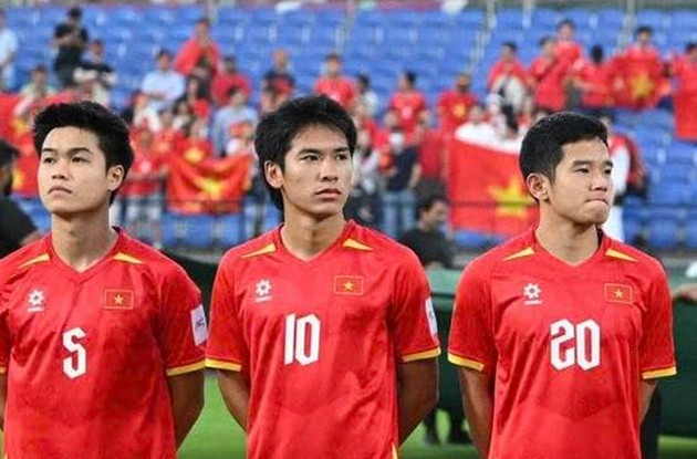 Tiền vệ Lê Văn Thuận trong màu áo U23 Việt Nam sau khi giành huy chương tại giải châu lục.