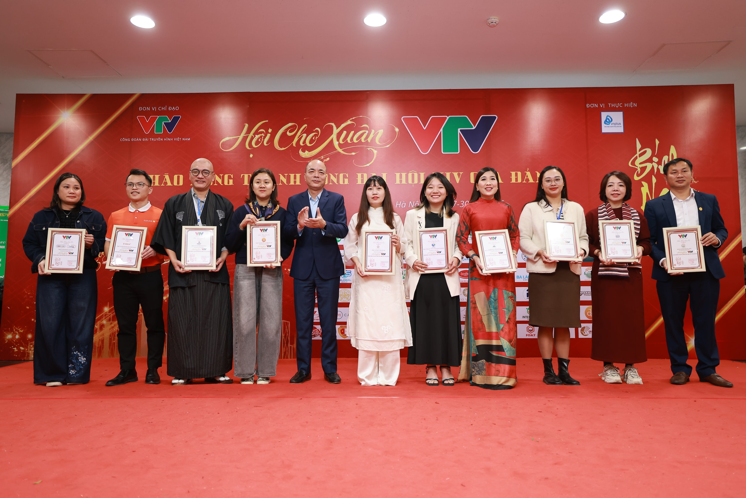 Không khí khai mạc hội chợ