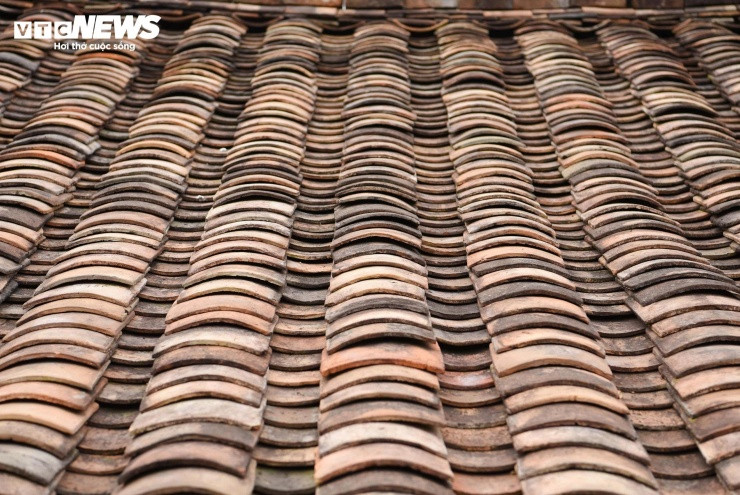 Cận cảnh các lớp ngói âm dương đan xen tạo nên hệ thống thoát nước thông minh.