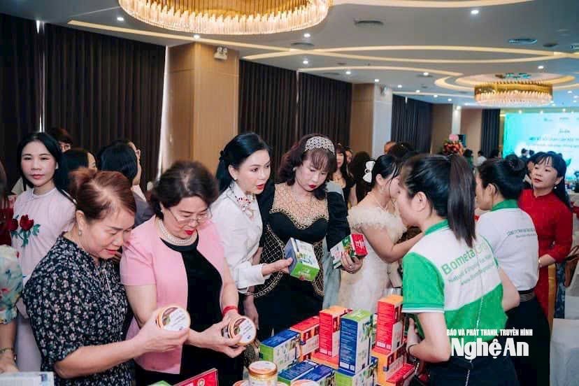 Khách hàng tham quan các gian hàng nôgn sản Nghệ An tại hội chợ xúc tiến thương mại, tiêu thụ sản phẩm