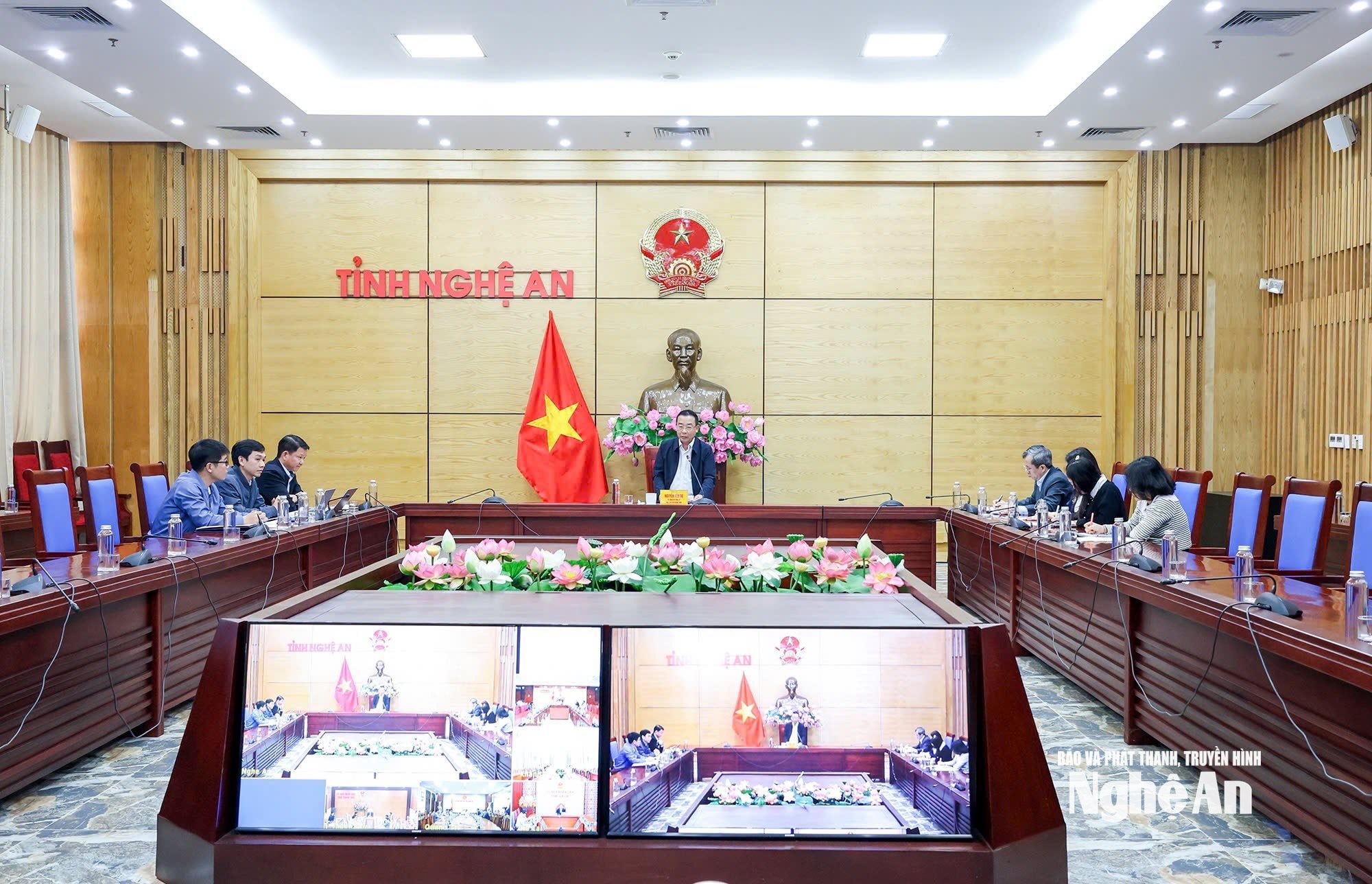 El camarada Nguyen Van De, miembro del Comité Permanente del Comité Provincial del Partido, vicepresidente del Comité Popular de la provincia de Nghe An, pronunció un discurso en la reunión.