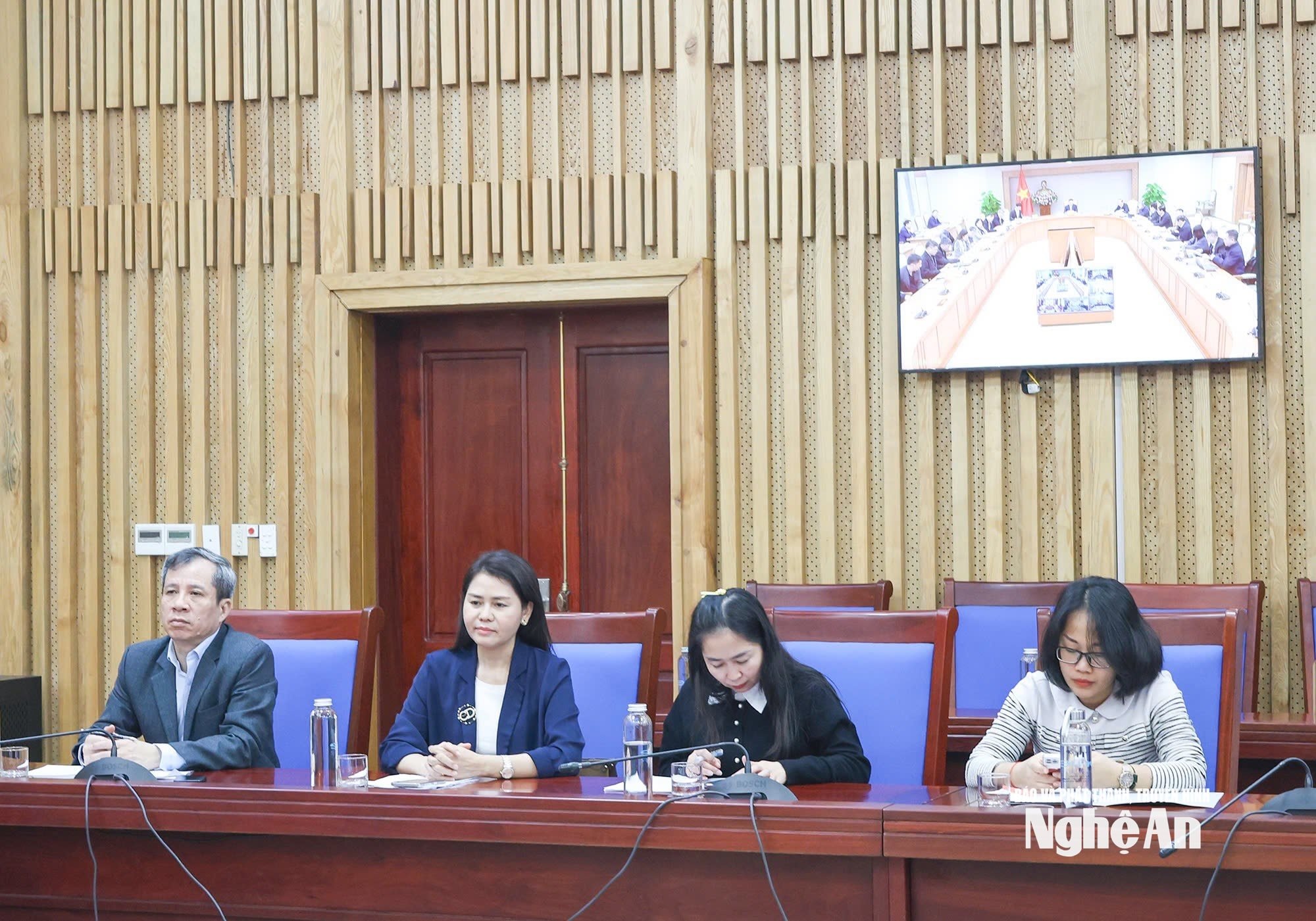 Líderes de departamentos y agencias que asistieron a la reunión en la provincia de Nghe An (2)