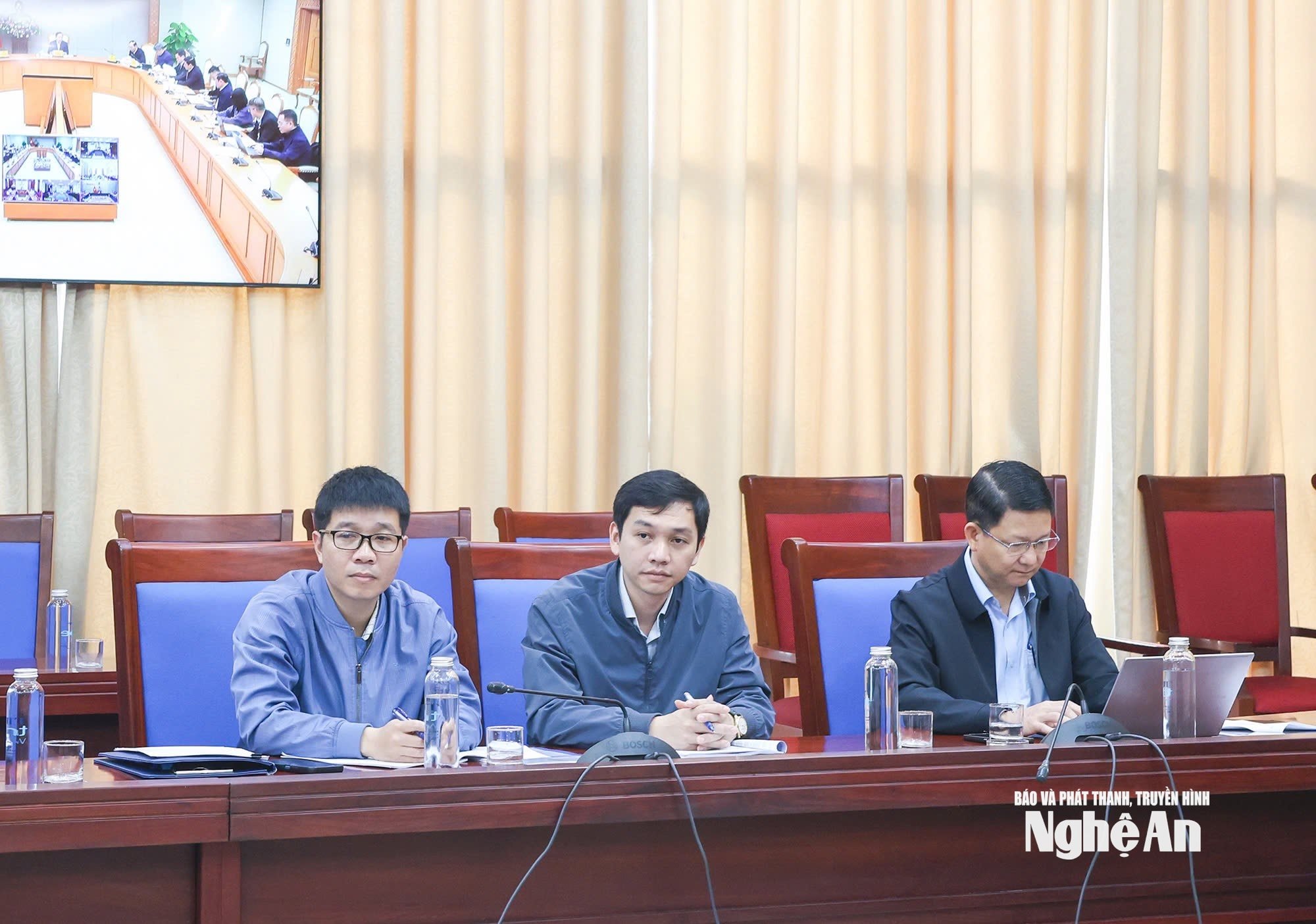 Los líderes de departamentos y agencias asistieron a la reunión a través de un enlace de video desde la provincia de Nghe An.