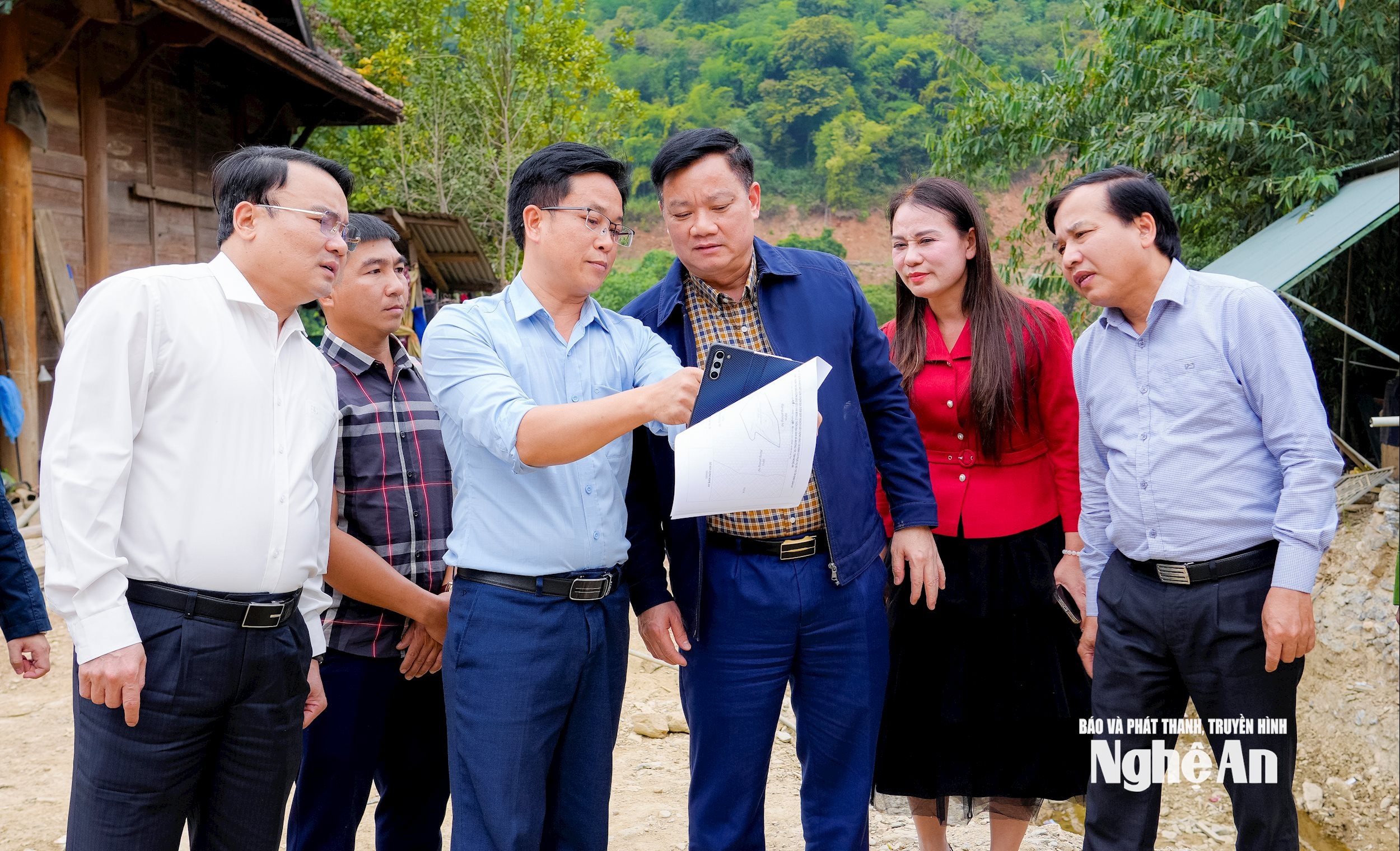 bna_bi-thu-tinh-uy-nguyen-khac-than-kiem-tra-cong-tac-khac-phuc-hau-qua-thien-tai-tai-xa-muong-tip.jpg