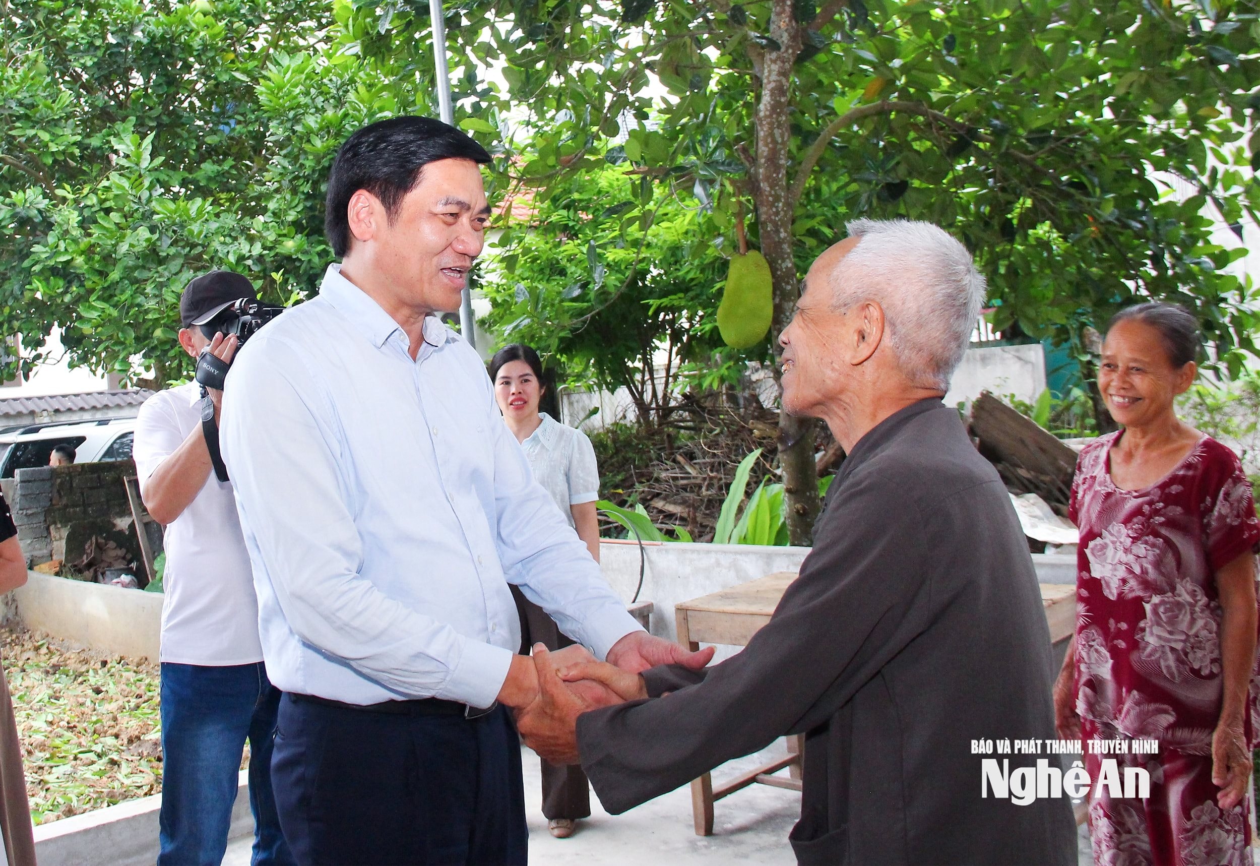 Đồng chí Hoàng Nghĩa Hiếu - Phó Bí thư Thường trực Tỉnh ủy, Chủ tịch HĐND tỉnh gặp gỡ, trao đổi với người dân xã Bạch Ngọc-mai hoa