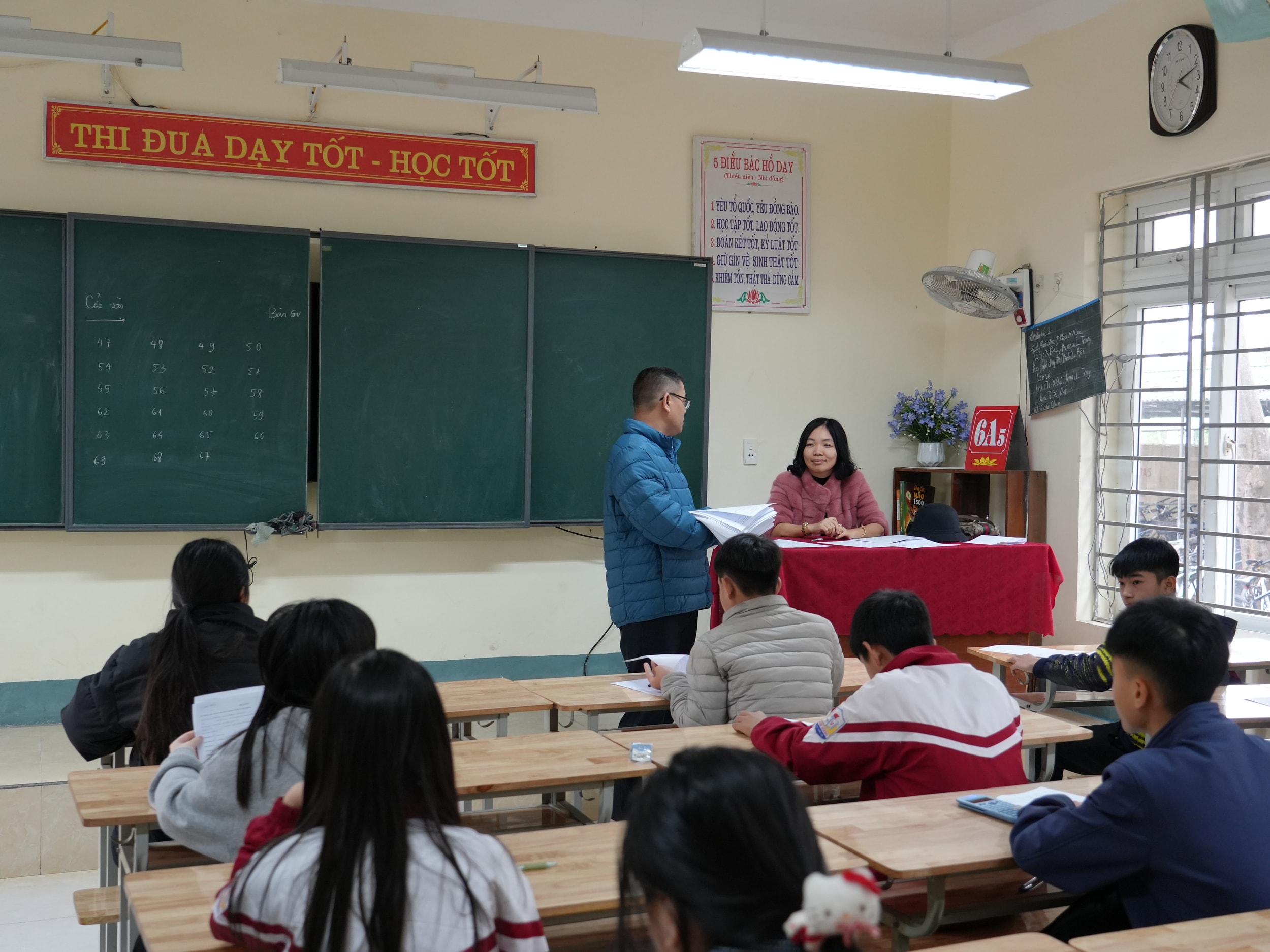 Giờ học của học sinh Trường THCS Nghi Hương, phường Cửa Lò. Ảnh - Mỹ Hà
