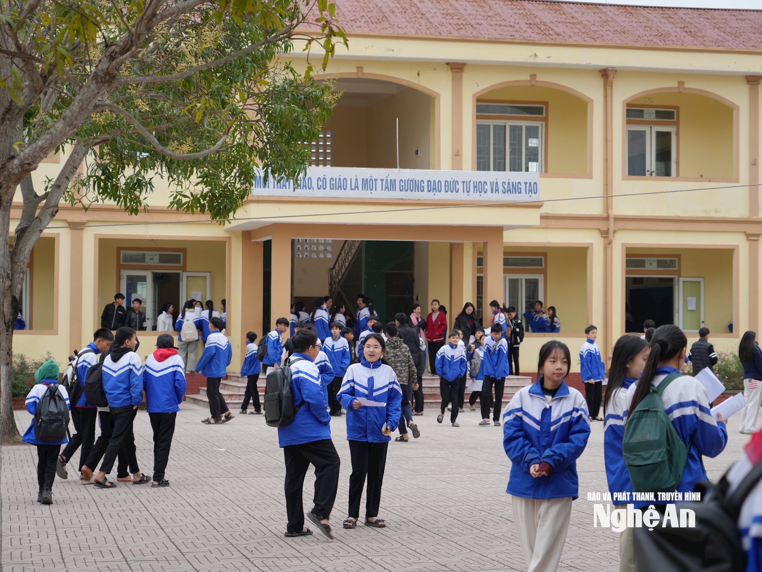 Học sinh ở vùng xa trung tâm gặp khó khăn khi tham gia học thêm ngoài nhà trường. Ảnh - Mỹ Hà