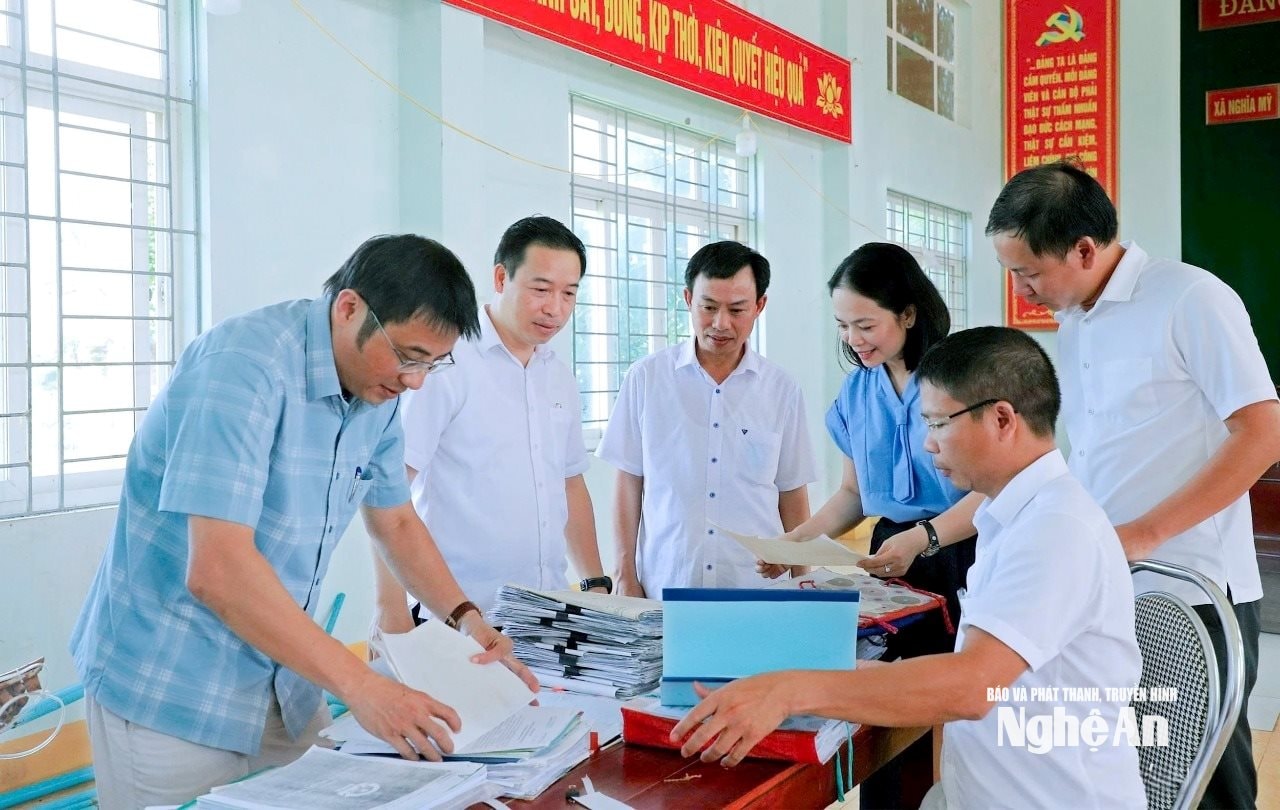 Lãnh đạo xã Đông Hiếu (mới) kiểm tra hệ thống hồ sơ, dữ liệu bàn giao để vận hành hoạt động bộ máy mới. Ảnh Mai Hoa