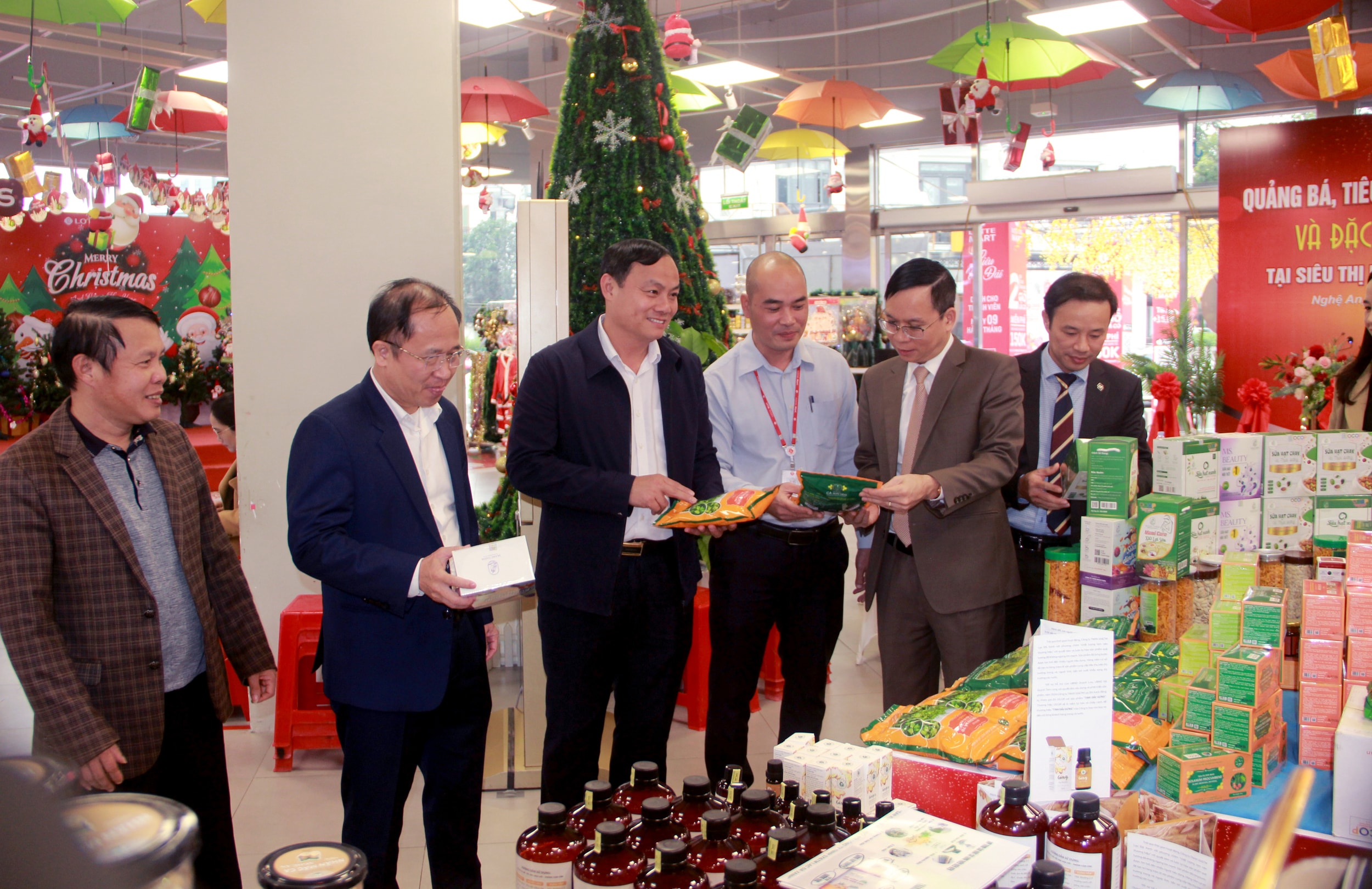 Một số sản phẩm OCOP Nghệ An đã được trưng bày tại siêu thị Lotte. Ảnh: Quang An