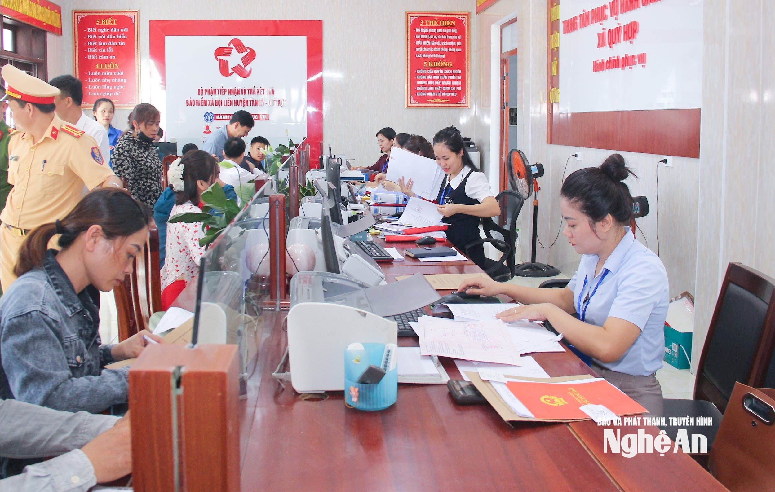 Cán bộ, công chức Trung tâm Phục vụ hành chính công xã Quỳ Hợp giải quyết thủ tục hành chính cho người dân. Ảnh Mai Hoa