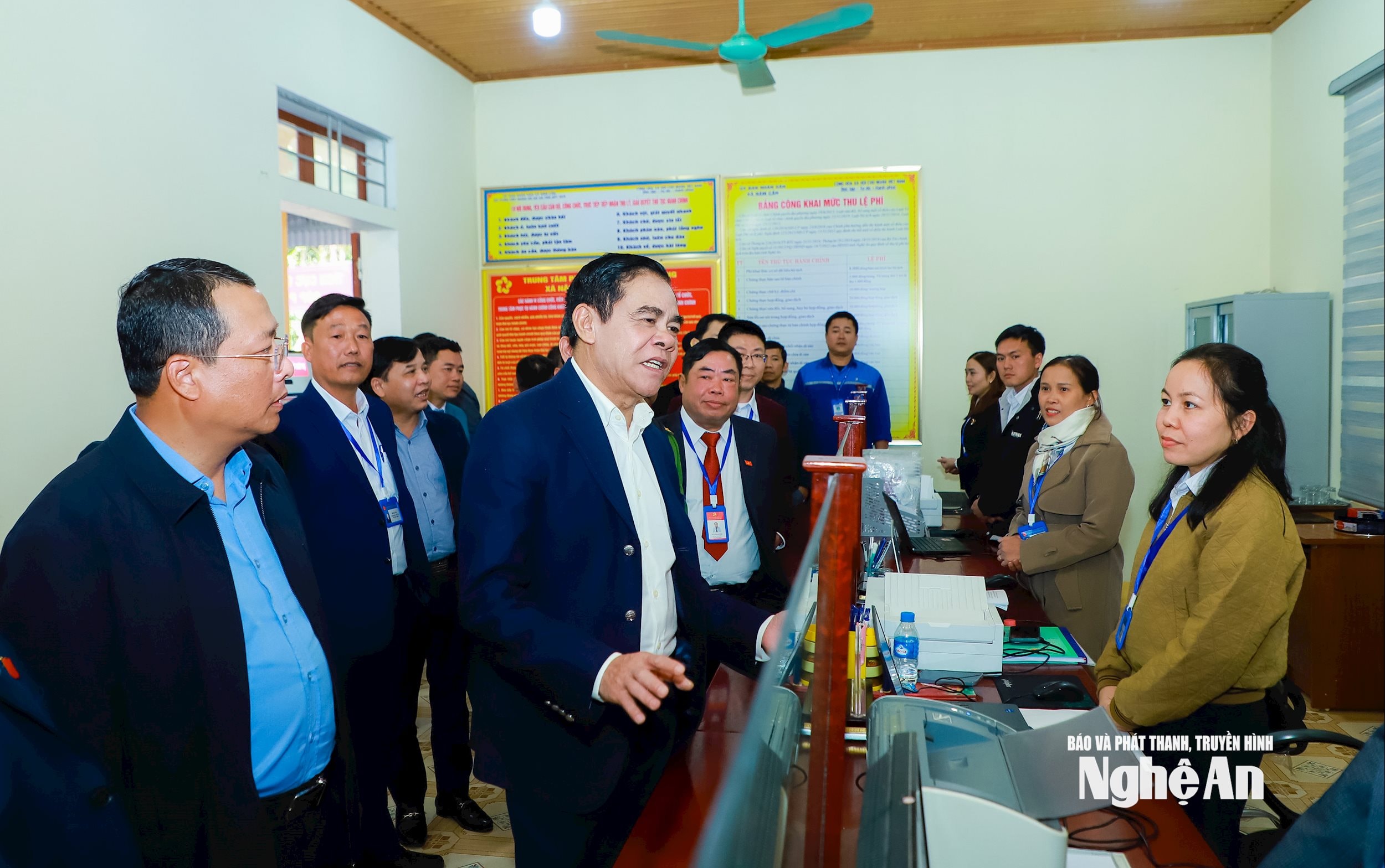 Đồng chí Võ Trọng Hải - Phó Bí thư Tỉnh ủy, Chủ tịch UBND tỉnh trao đổi với cán bộ, công chức xã Nậm Cắn tại Trung tâm Phục vụ hành chính công xã. Ảnh Thành Duy