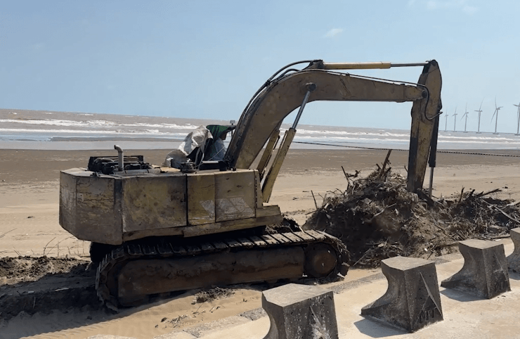 Bờ biển Ba Động trở nên thông thoáng sau khi được dọn dẹp.