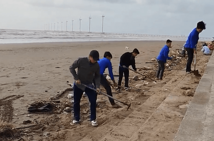 Lực lượng chức năng và người dân ra quân dọn dẹp rác thải tại biển Ba Động.