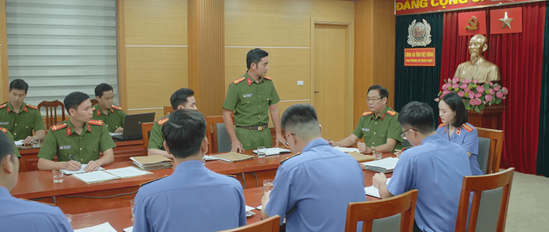 Mẫu quặng đất hiếm có giá trị cao được cơ quan công an thu giữ tại hầm bí mật.