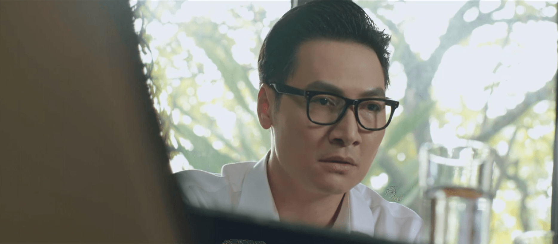 Phạm Ngọc Triển và ông Sách trong cuộc đối thoại căng thẳng về tương lai.
