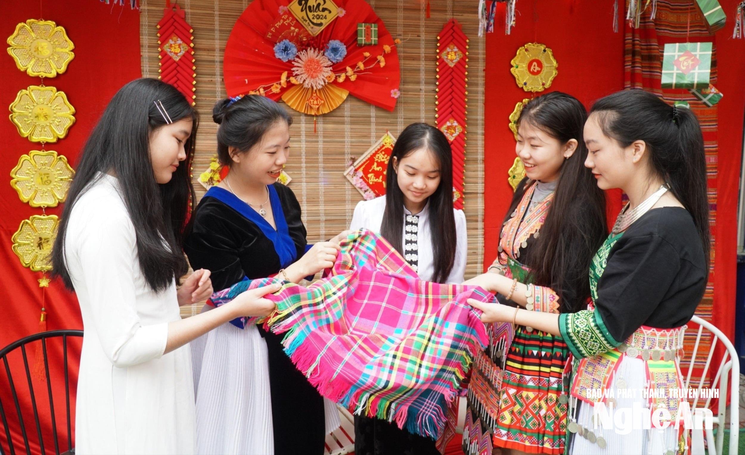 uploaded-myhabna-2024_02_05-_hoc-sinh-truong-pt-dtnt-tinh-gioi-thieu-ve-chiec-khan-tho-cam-truyen-thong-cua-dong-bao-thai-tai-le-hoi-xuan-cua-nha-truong-19-9094.jpg