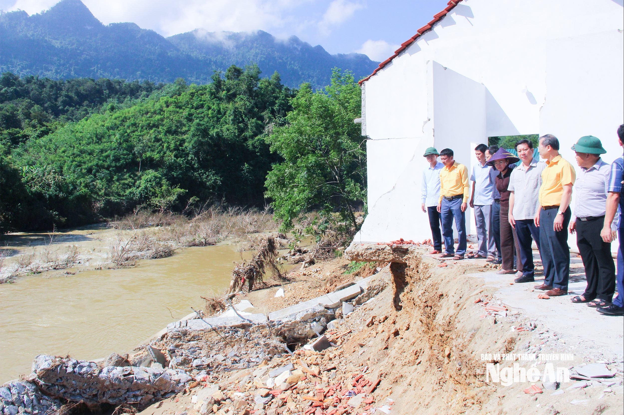  Đoàn công tác của tỉnh kiểm tra thiệt hại sau mưa bão tại xã Nga My. Ảnh Mai Hoa
