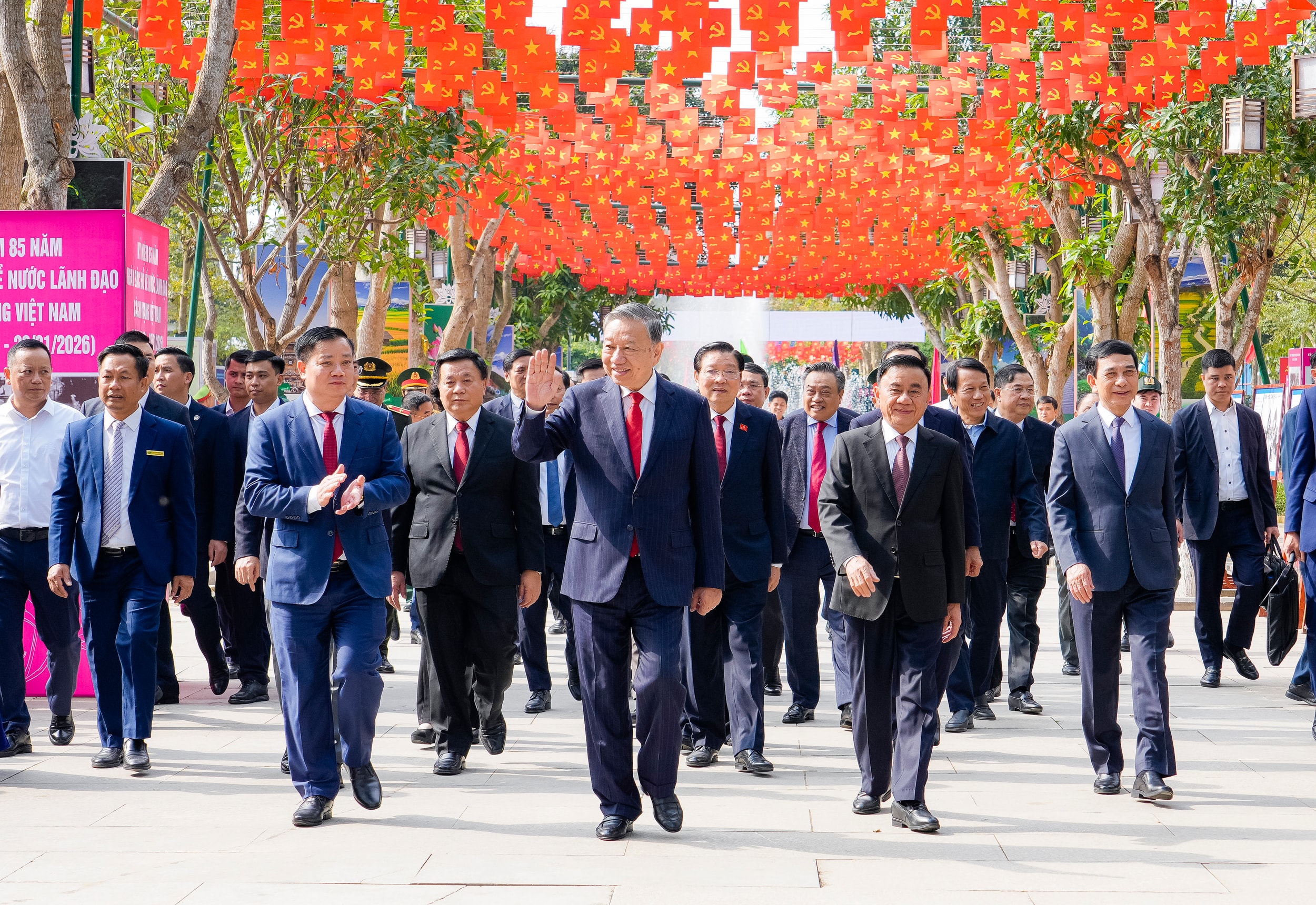Tổng Bí thư Tô Lâm cùng đoàn đại biểu về Khu Di tích Quốc gia đặc biệt Kim Liên dâng hương tưởng niệm Chủ tịch Hồ Chí Minh. Ảnh: Phạm Bằng