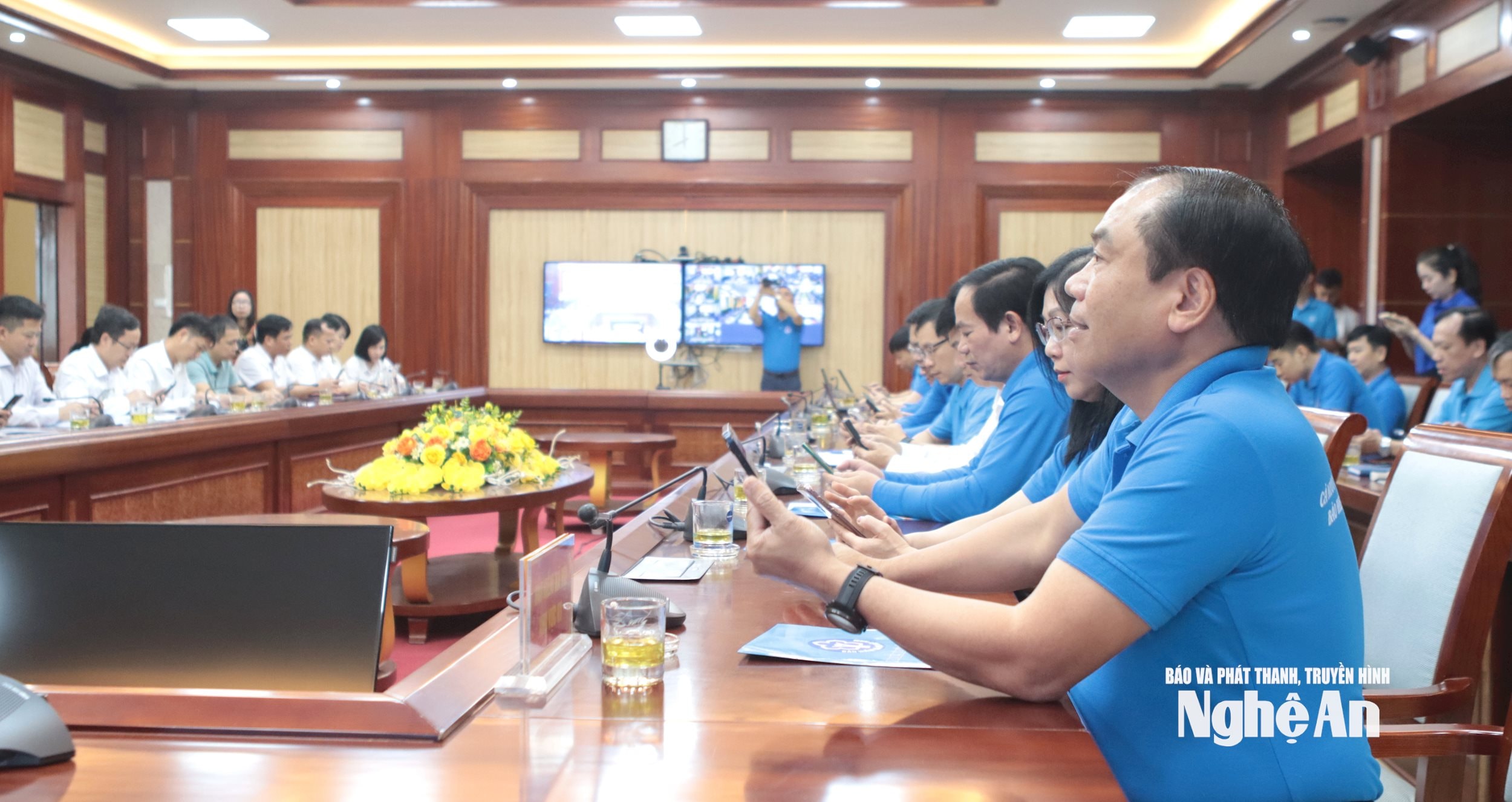 Các đại biểu tham gia cuộc thi trực tuyến Tìm hiểu Luật BHXH, BHYT, BH thất nghiệp