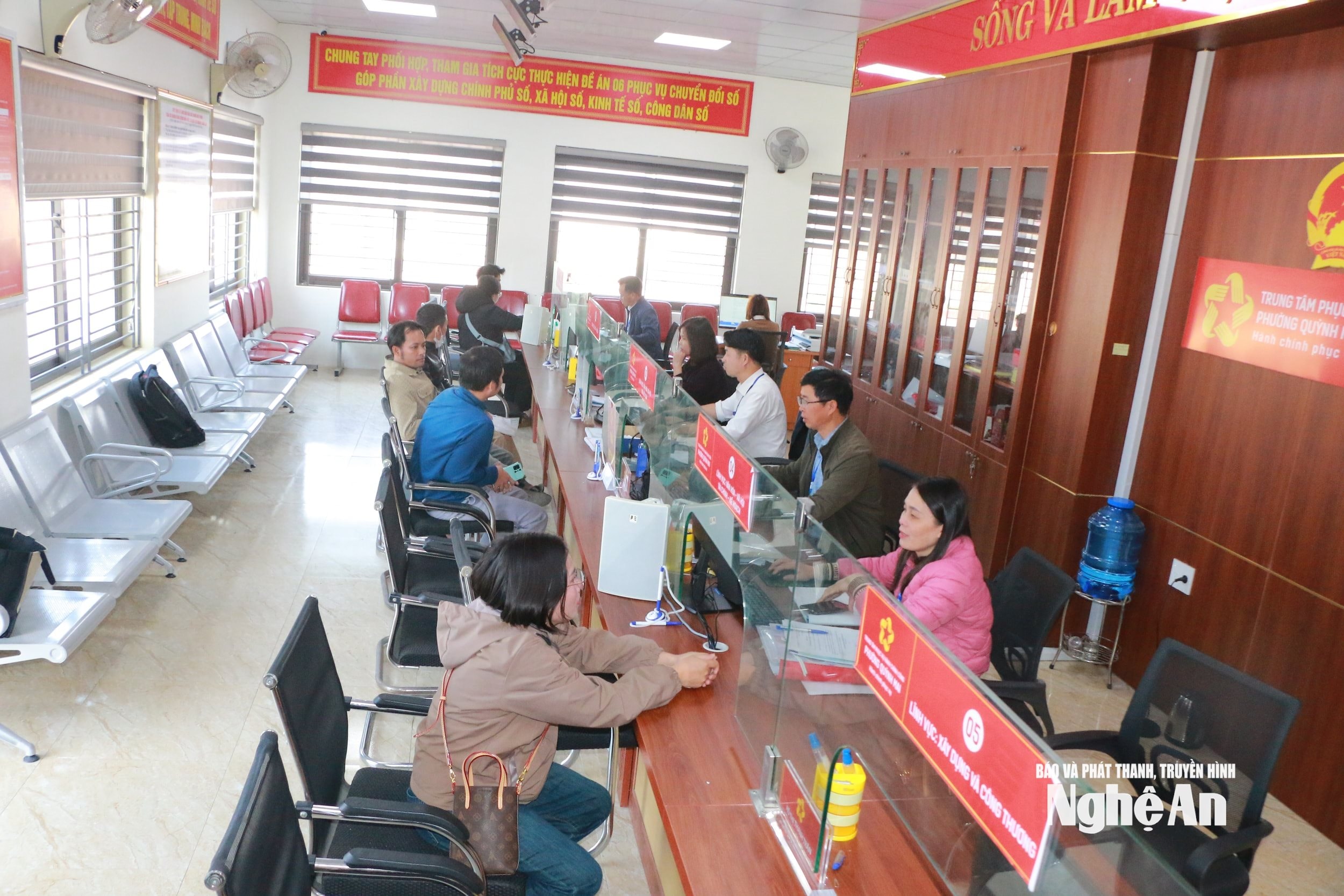 Cán bộ phường Quỳnh Mai giải quyết thủ tục hành chính cho người dân. Ảnh: K.L