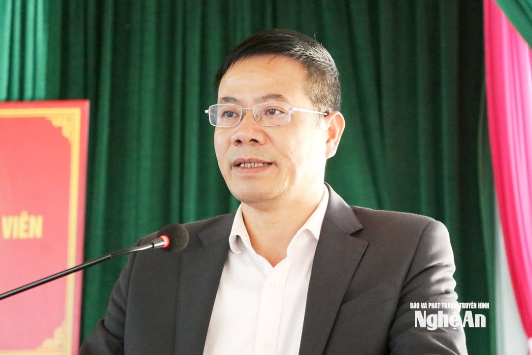 Đồng chí Đàm Hữu Hồng- Bí thư Đảng uỷ Phường Tân Mai trao đổi tại buổi đối thoại. Ảnh KL