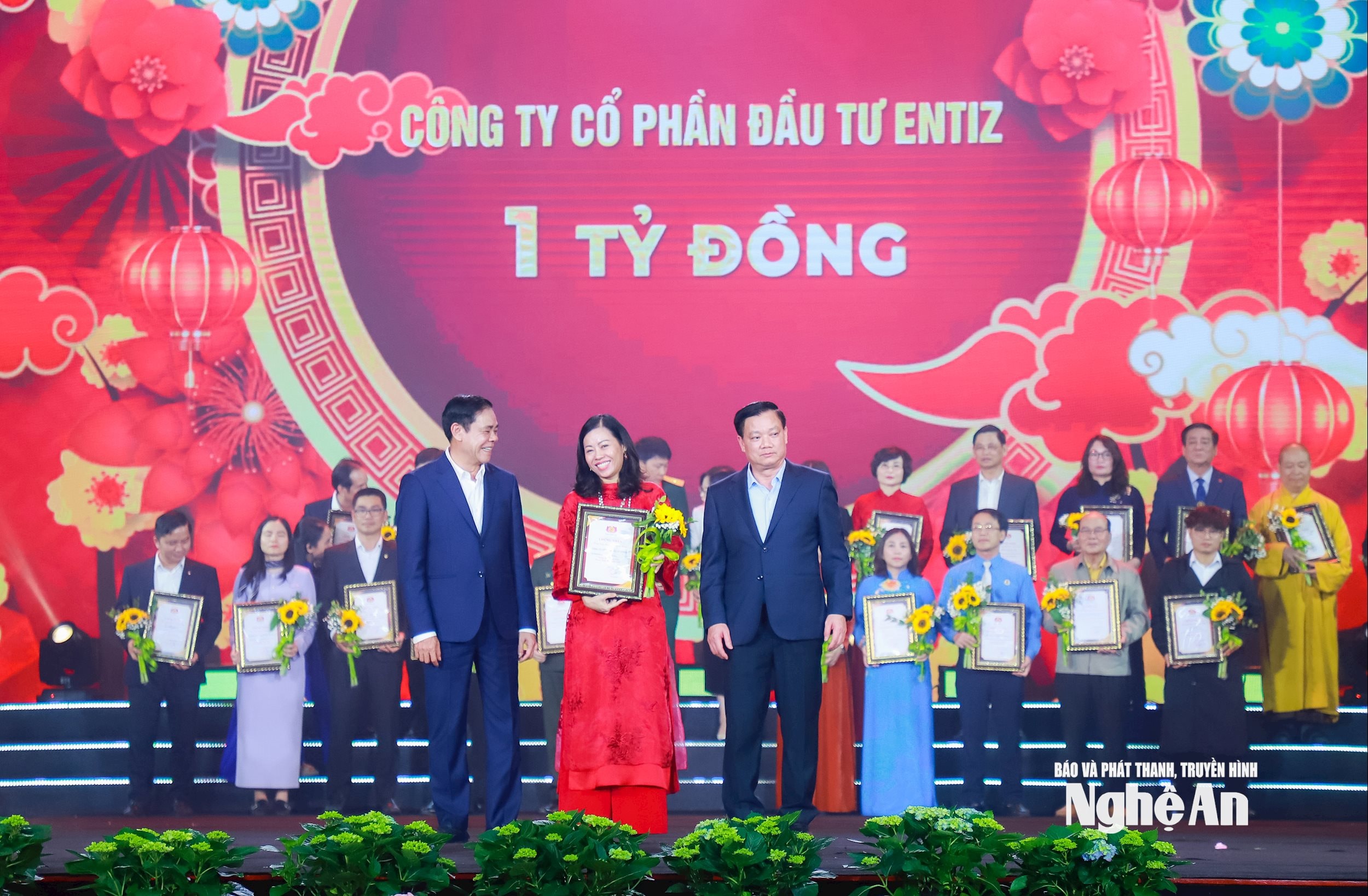 Các đồng chí: Nguyễn Khắc Thận - Ủy viên Ban Chấp hành Trung ương Đảng, Bí thư Tỉnh ủy; Võ Trọng Hải - Phó Bí thư Tỉnh ủy, Chủ tịch UBND tỉnh tiếp nhận ủng hộ, trao giấy chứng nhận, tặng hoa Công ty CP Đầu tư Entiz ủng hộ chương trình. Ảnh: Thành Duy