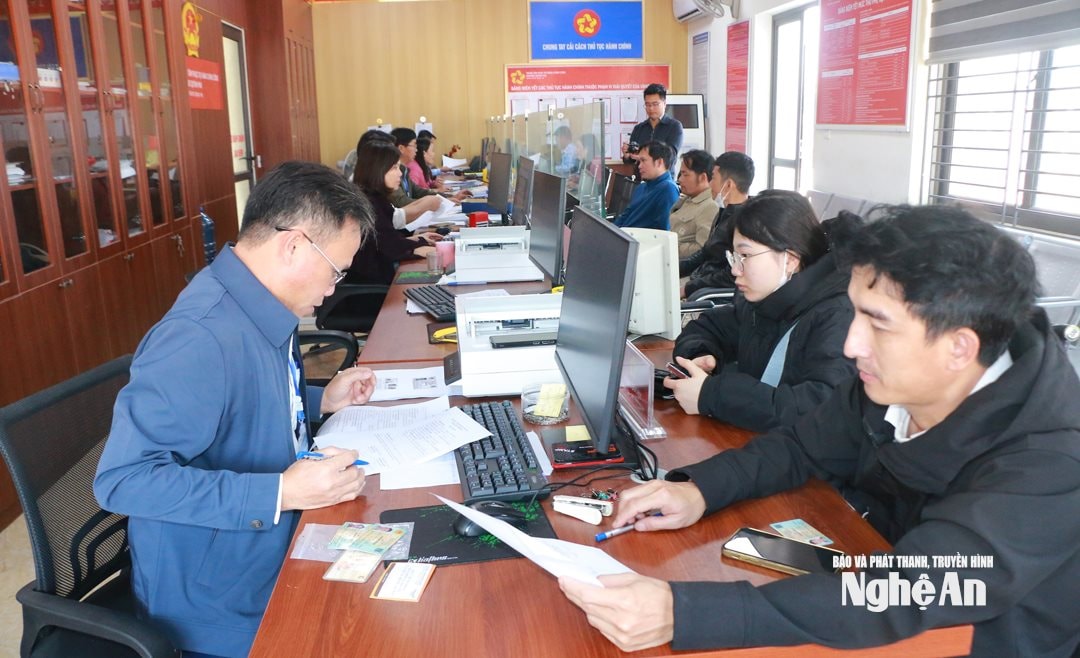 Cán bộ phường Quỳnh Mai giải quyết thủ tục hành chính cho người dân. Ảnh: K.L