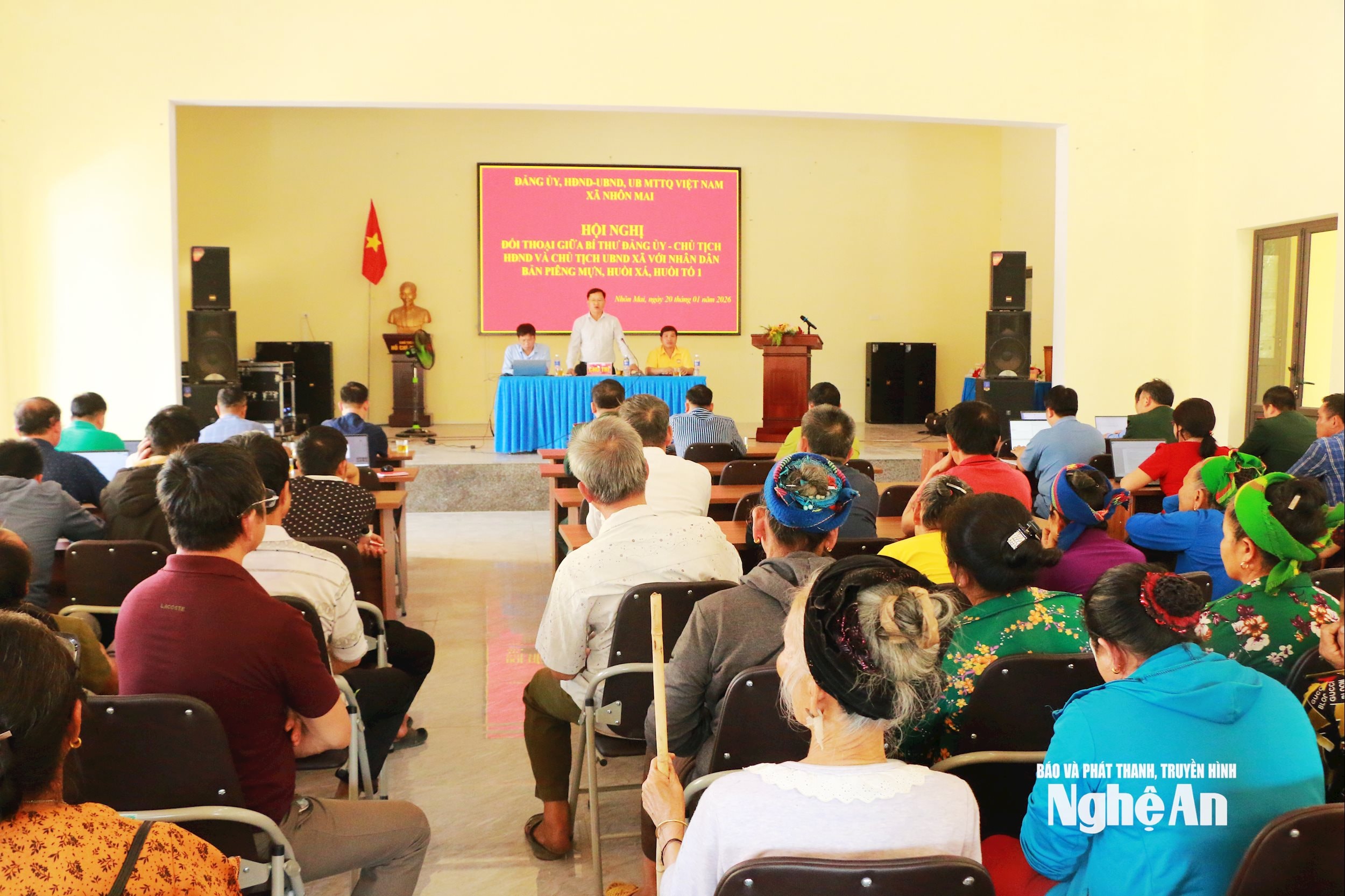 Lãnh đạo cấp uỷ, chính quyền xã Nhôn Mai đối thoại với người dân. Ảnh: K.L