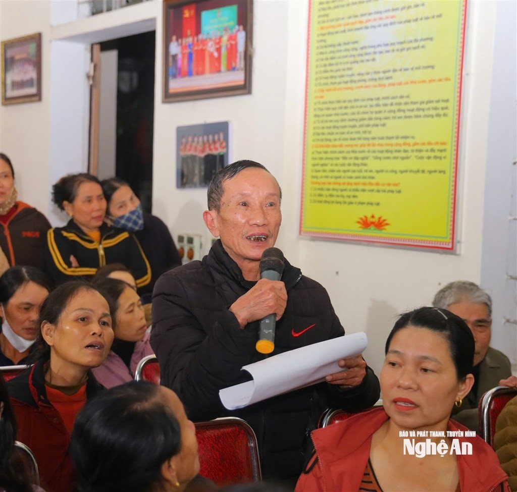 Người dân xã Hưng Nguyên Nam phát biểu ý kiến về các đồ án các khu quy hoạch phân lô đất trên địa bàn xã.