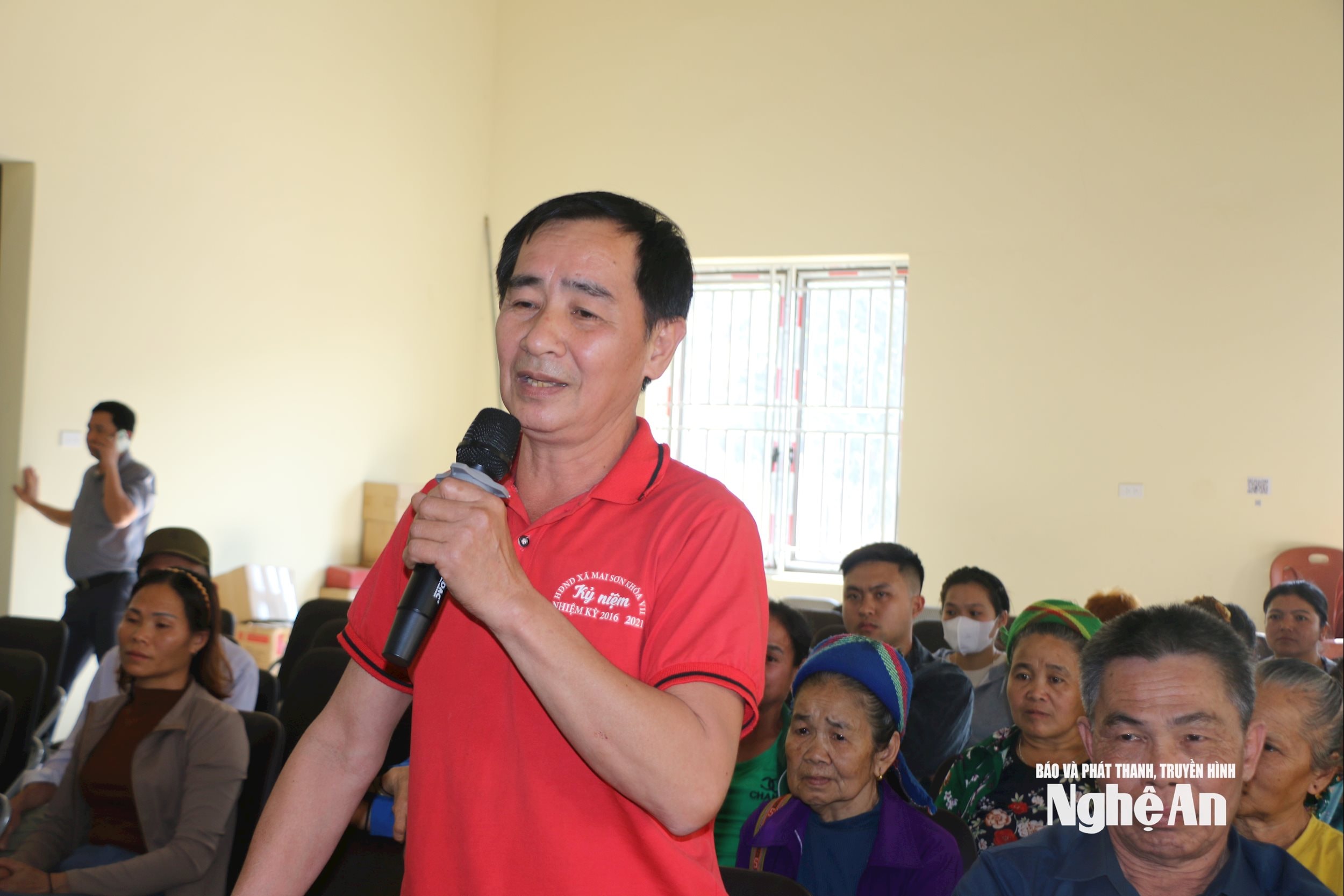 Người dân xã Nhôn Mai bày tỏ ý kiến tại cuộc đối thoại với cấp uỷ, chính quyền. Ảnh KL