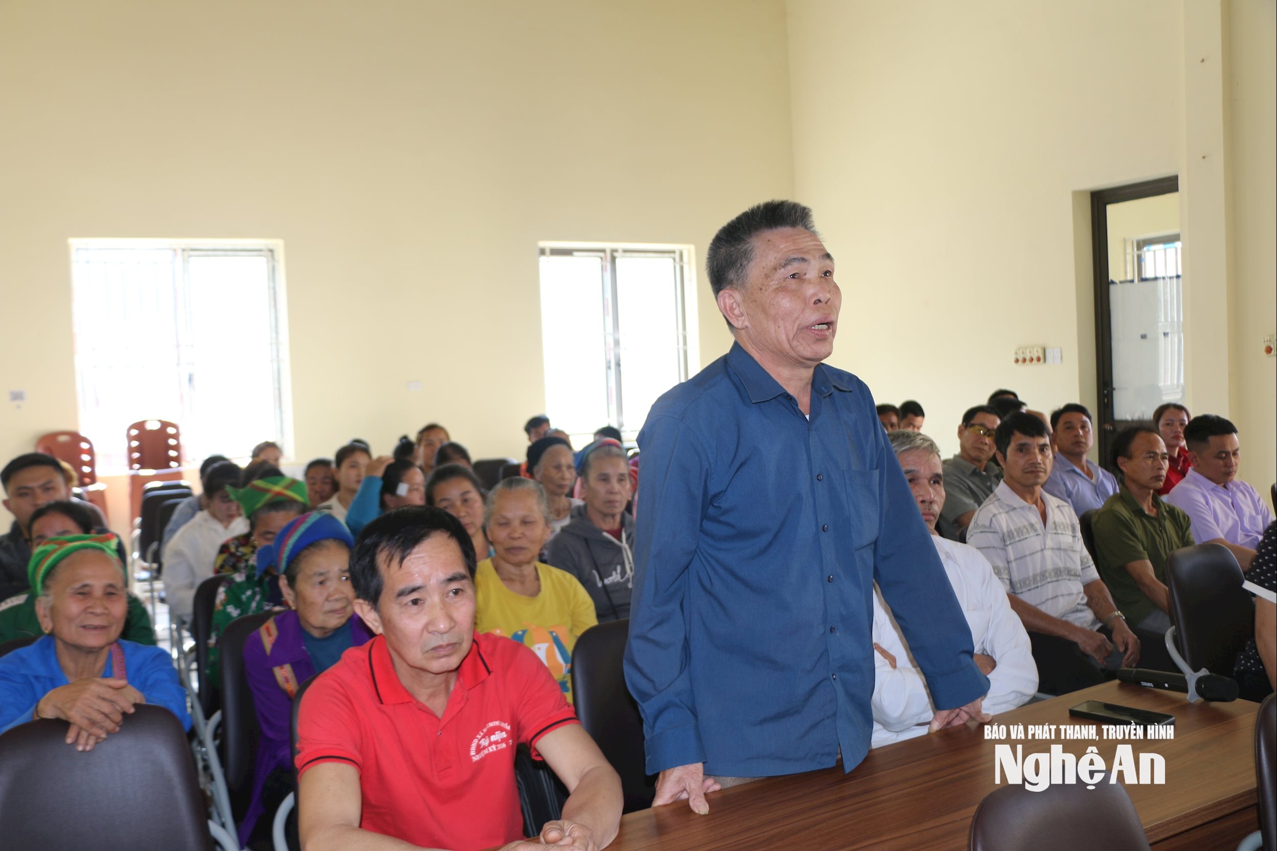 Người dân xã Nhôn Mai bày tỏ ý kiến tại cuộc đối thoại với cấp uỷ, chính quyền. Ảnh KL2