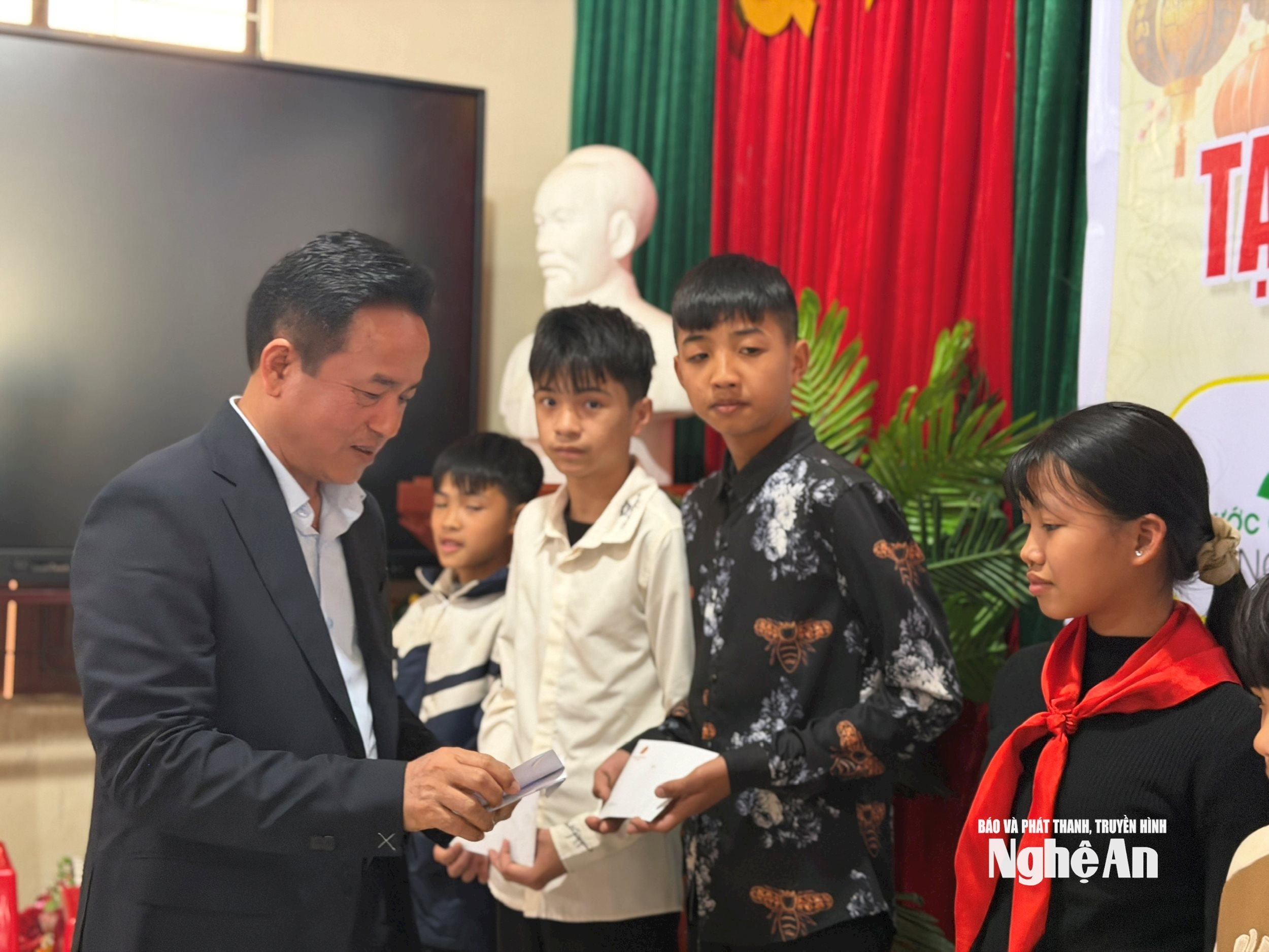 Trao quà học sinh nghèo