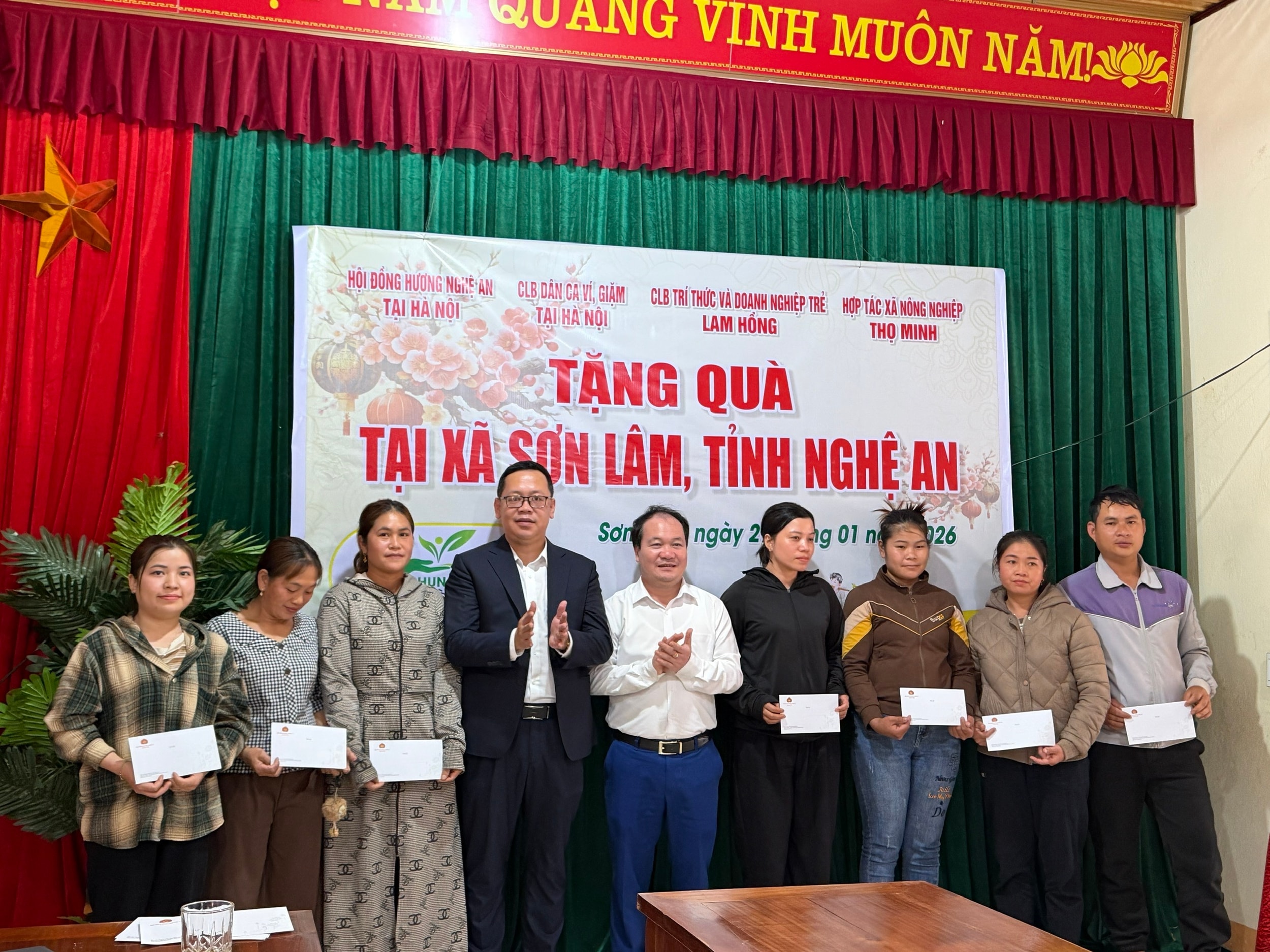 trao quà tại xã Sơn Lâm