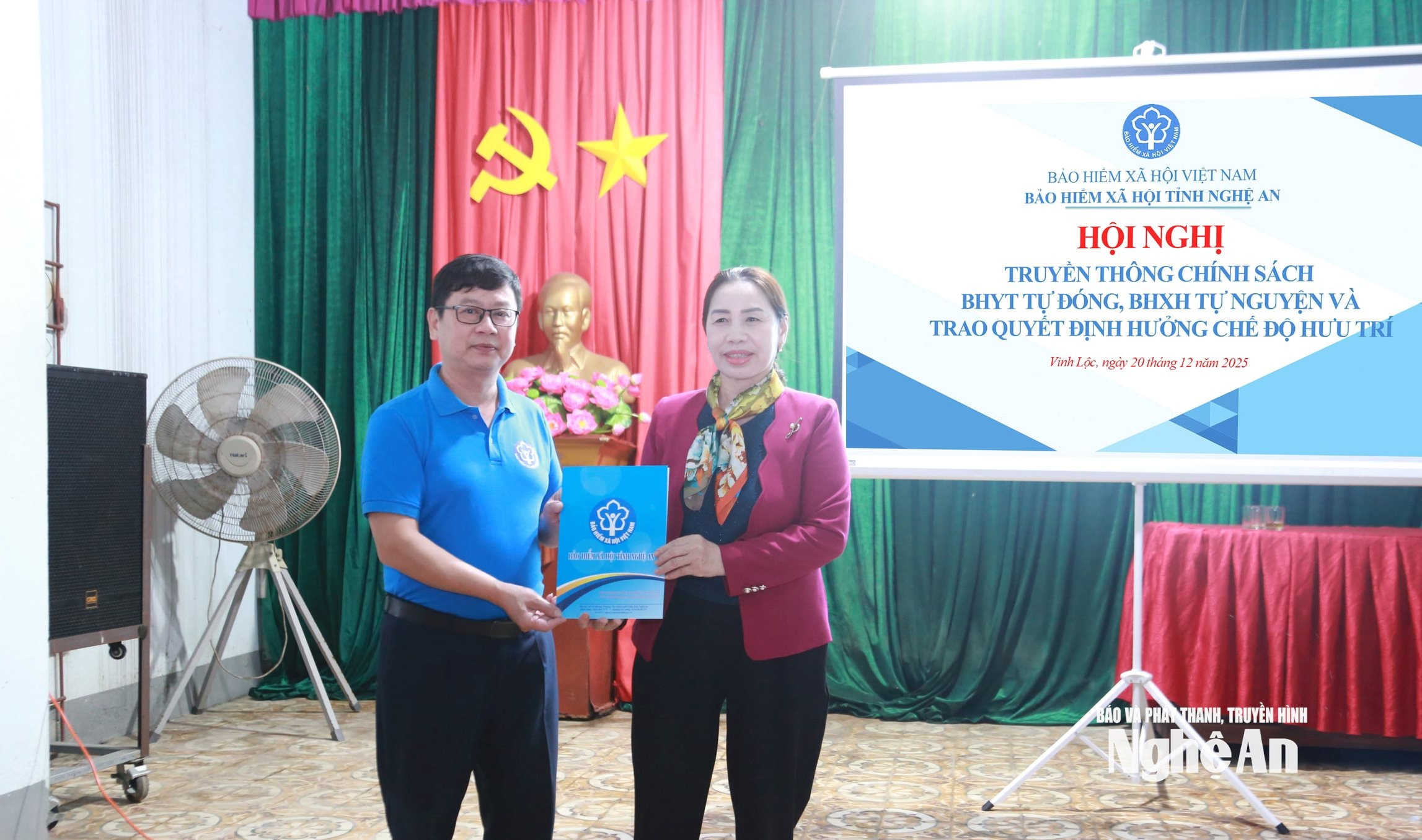 Trao Quyết định cho bà Lưu Thị Bảy hưởng chế độ hưu trí từ BHXH tự nguyện