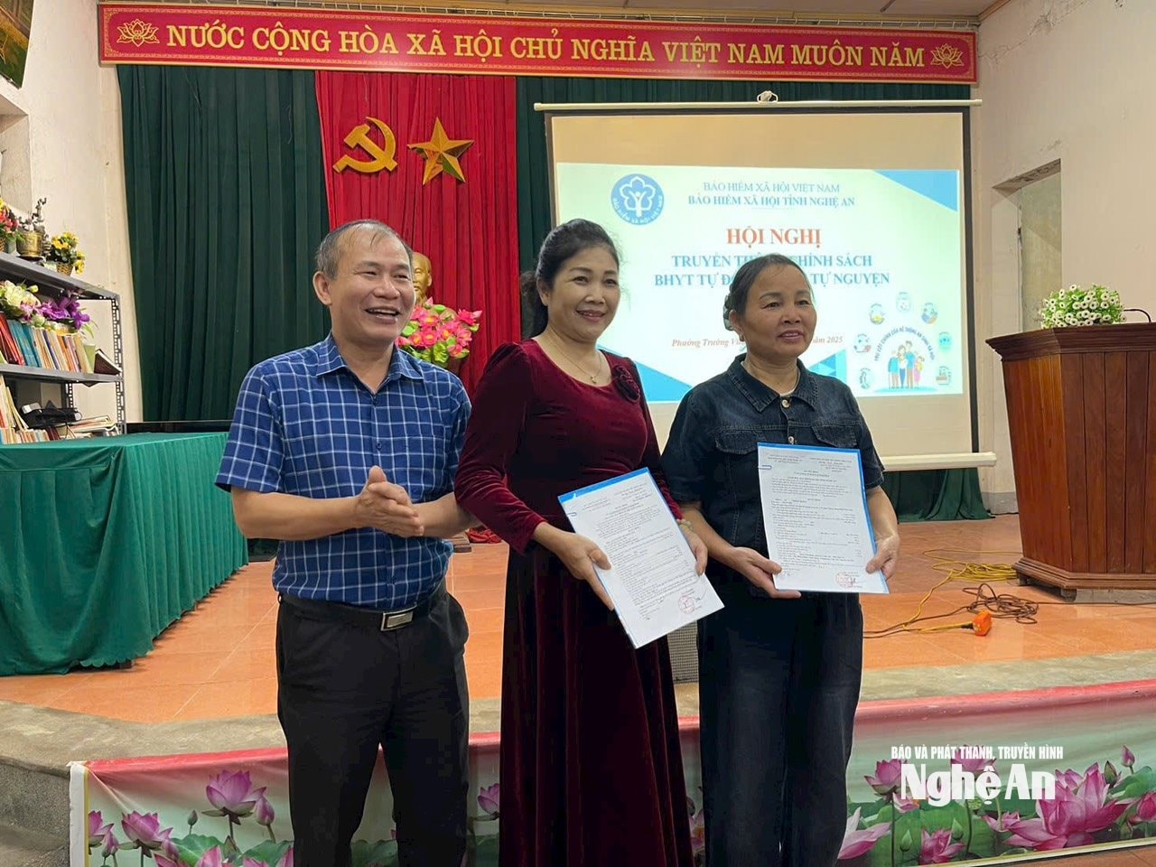 Trao Quyết định hưu trí từ tham gia BHXH tự nguyện tại phường Trường Vinh