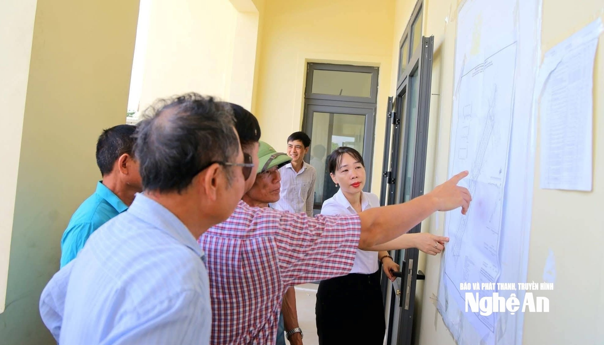 can-bo-xa-hung-nguyen-nam-giai-thich-quy-hoach-khu-tai-dinh-cu-tai-vung-cau-vo-cho-nguoi-dan.-anh-cscc-1-.jpg