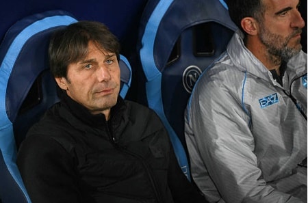 Nỗi thất vọng của HLV Antonio Conte sau khi Napoli chính thức bị loại khỏi Champions League.