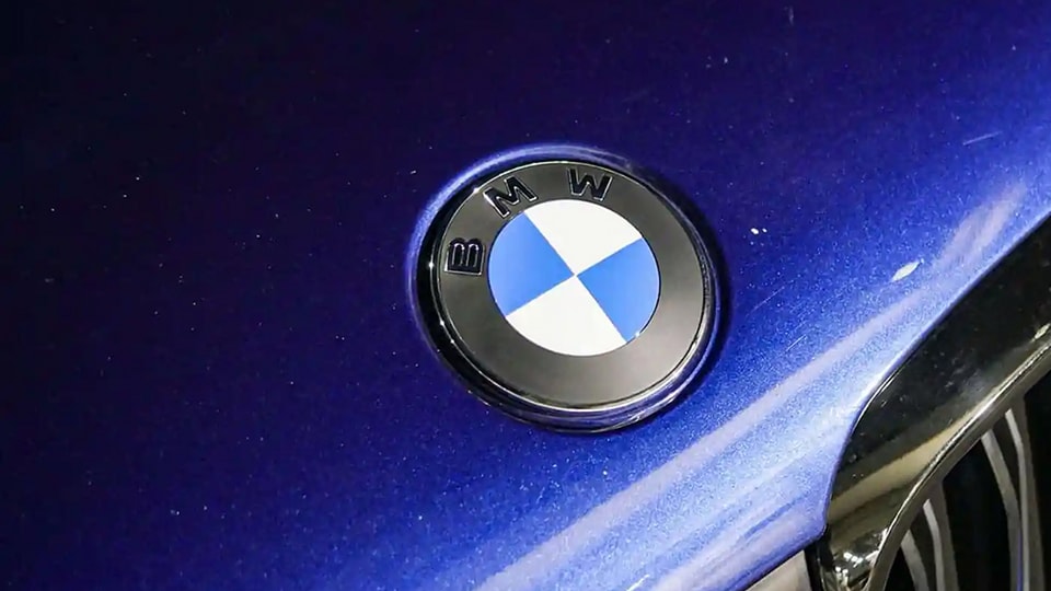 Logo mới của BMW với thiết kế phẳng và tối giản