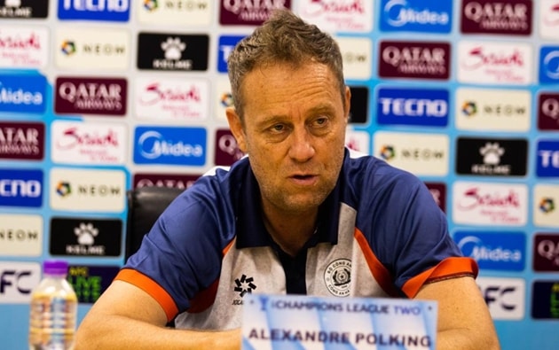 HLV Alexandre Polking dồn sự tập trung cho đấu trường V-League sau thất bại tại Malaysia.