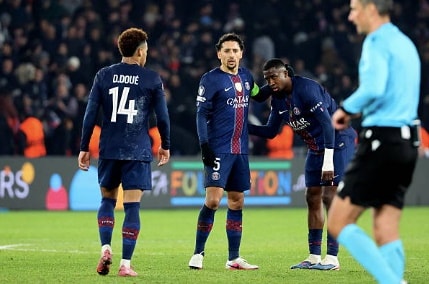 Các cầu thủ PSG thất vọng sau khi để Newcastle cầm hòa ngay trên sân nhà.