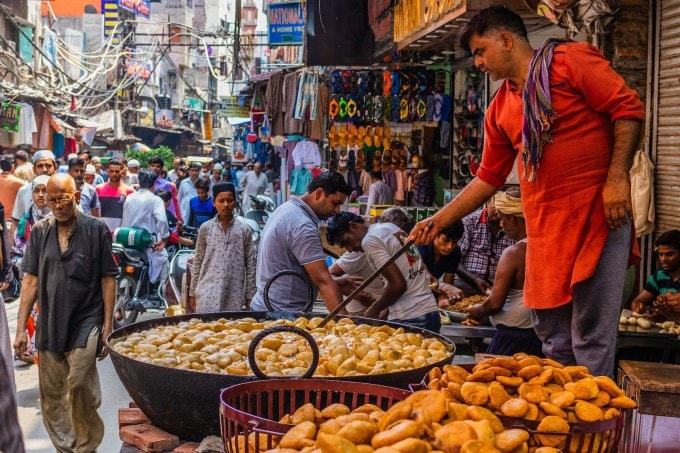 Người dân Ấn Độ đang rán bánh trong chiếc chảo khổng lồ để phục vụ du khách.