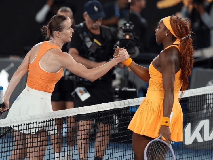 Gauff nên được ca ngợi khi cô vẫn lịch sự bắt tay Svitolina (bên trái) sau trận đấu