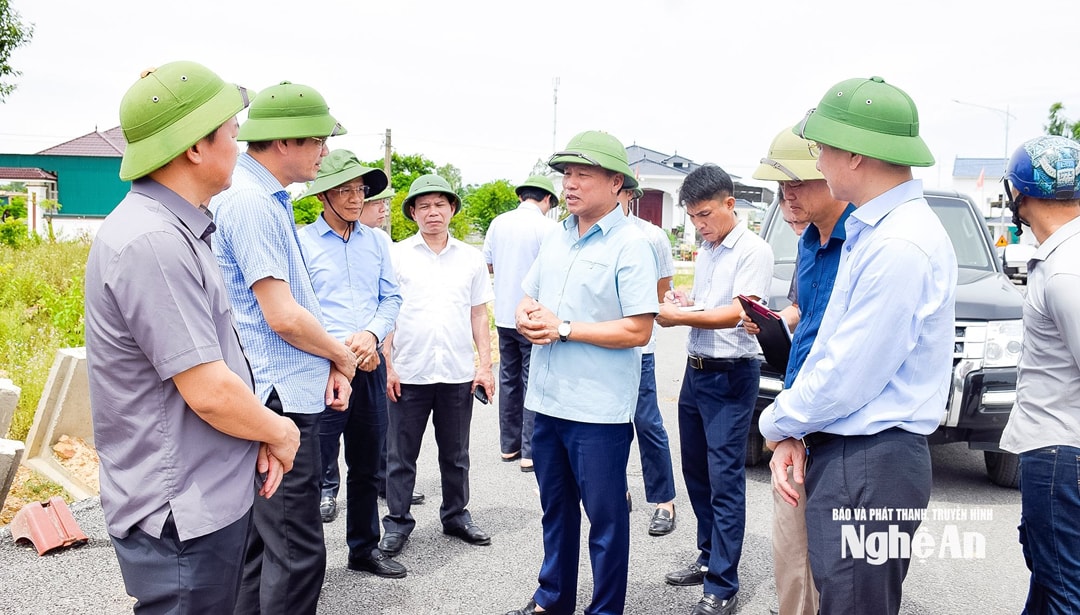 Lãnh đạo tỉnh kiểm tra dự án đường ven biển đoạn qua phường Tân Mai. Ảnh PV