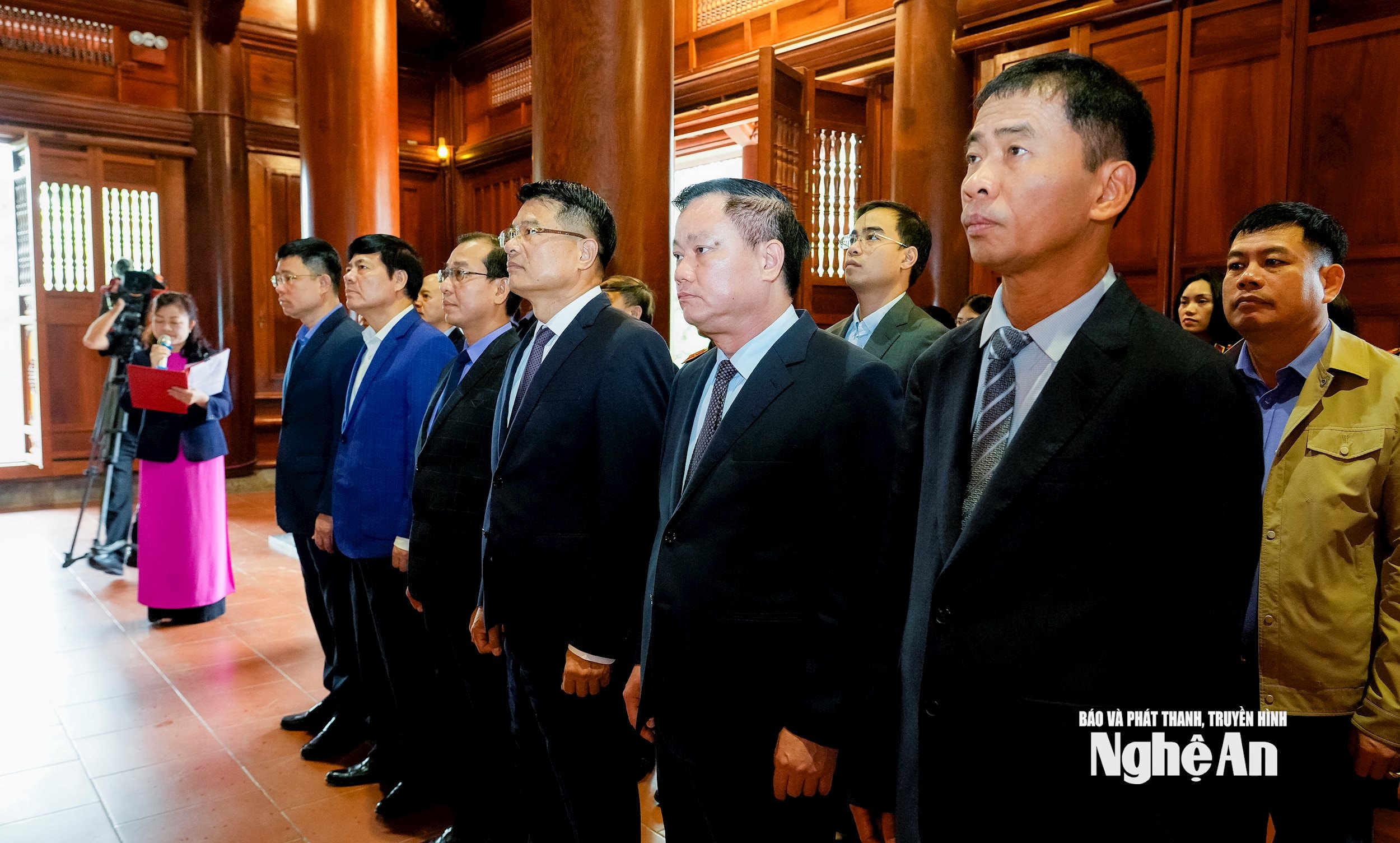 Lãnh đạo Viện KSND tối cao và tỉnh Nghệ An thành kính bày tỏ lòng biết ơn vô hạn và sự kính trọng sâu sắc đối với Chủ tịch Hồ Chí Minh. Ảnh: Pham