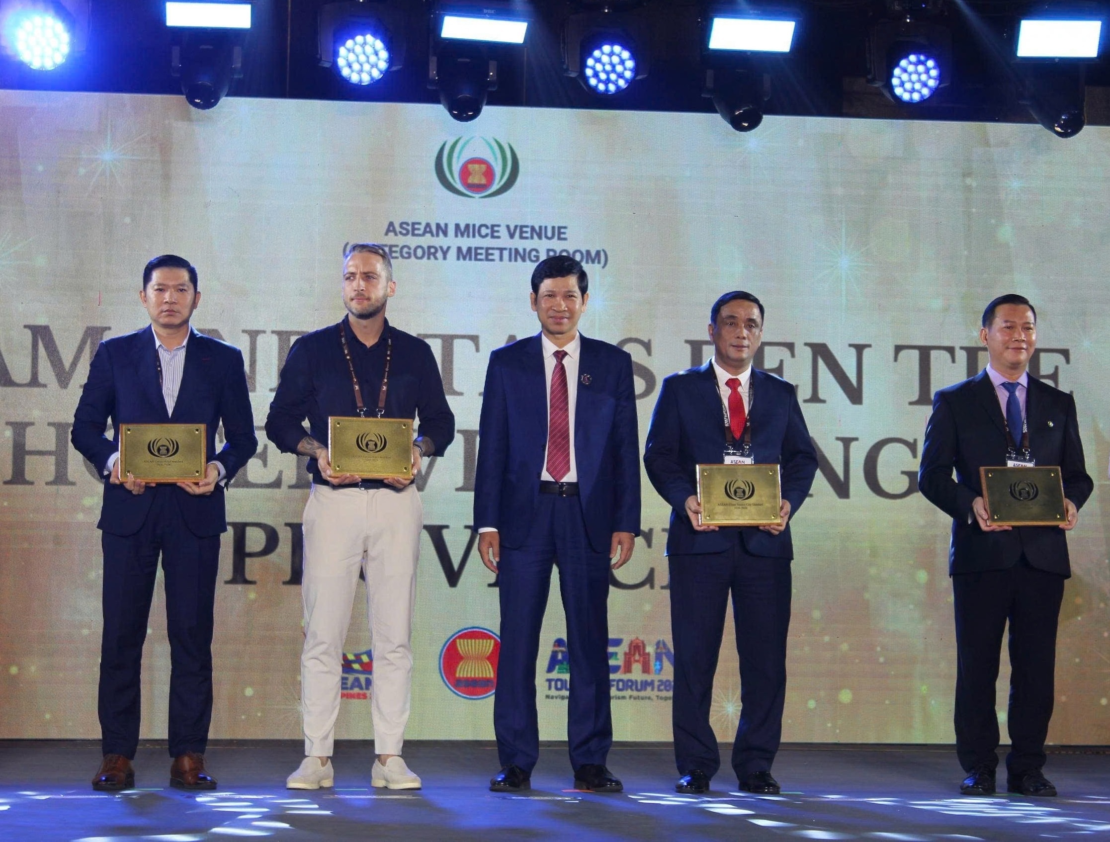 Đồng chí Phùng Đức Nhân - phó Chủ tịch phường Cửa Lò đại diện đón nhận giải thưởng Thành phố Du lịch Sạch ASEAN