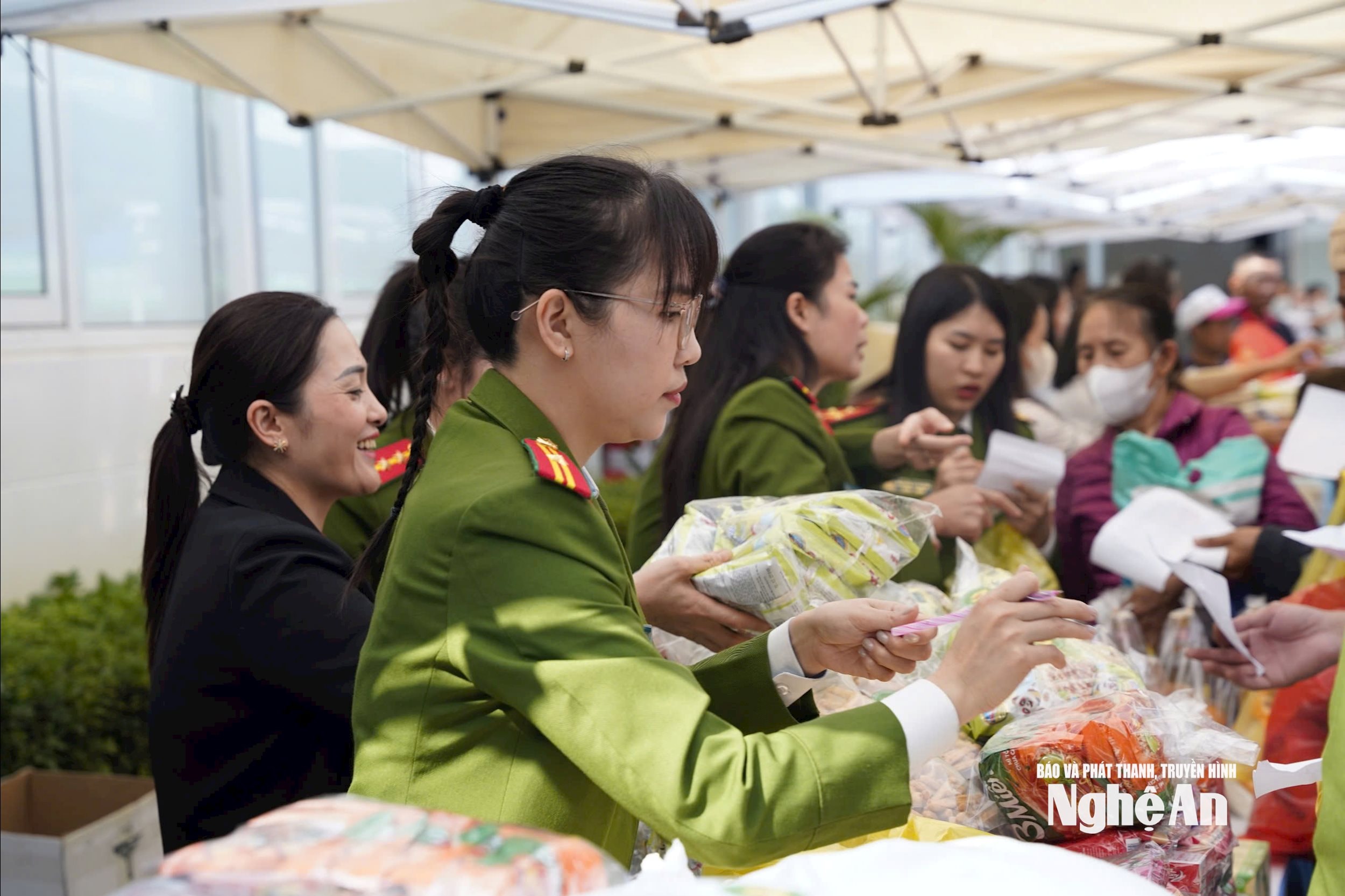 Hình ảnh các nhà tài trợ phát quà cho người bệnh
