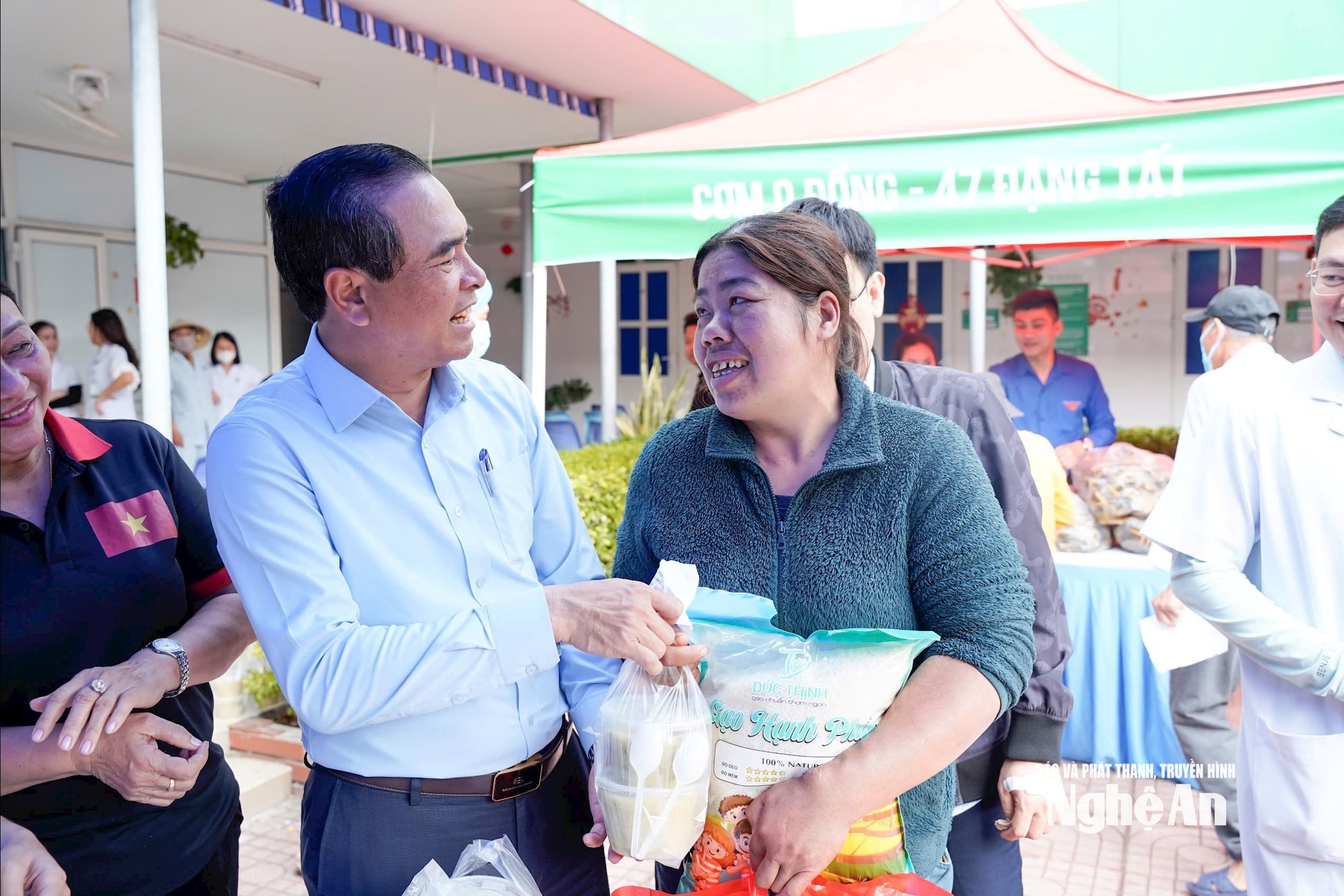 Hình ảnh người bệnh được nhận những món quà