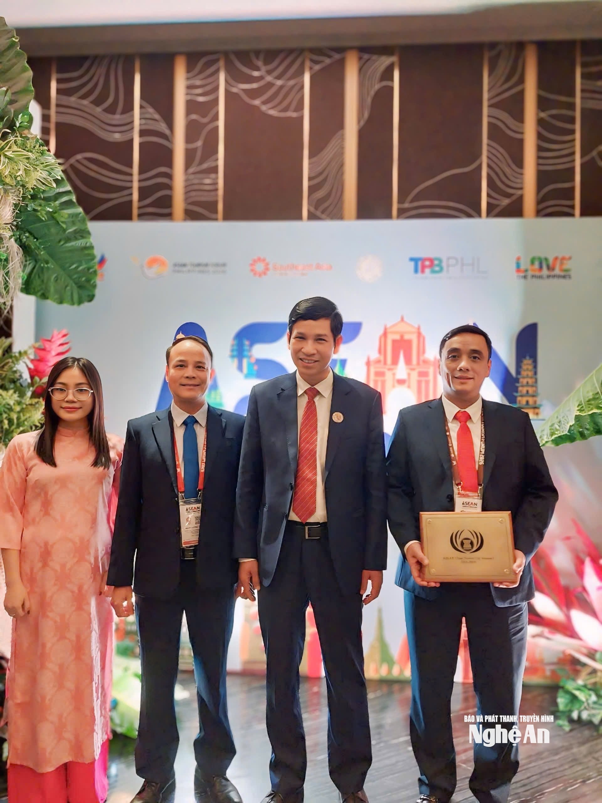 Thứ trưởng Bộ VHTTDL Hồ An Phong trao giải và chụp ảnh cùng đoàn Nghệ An